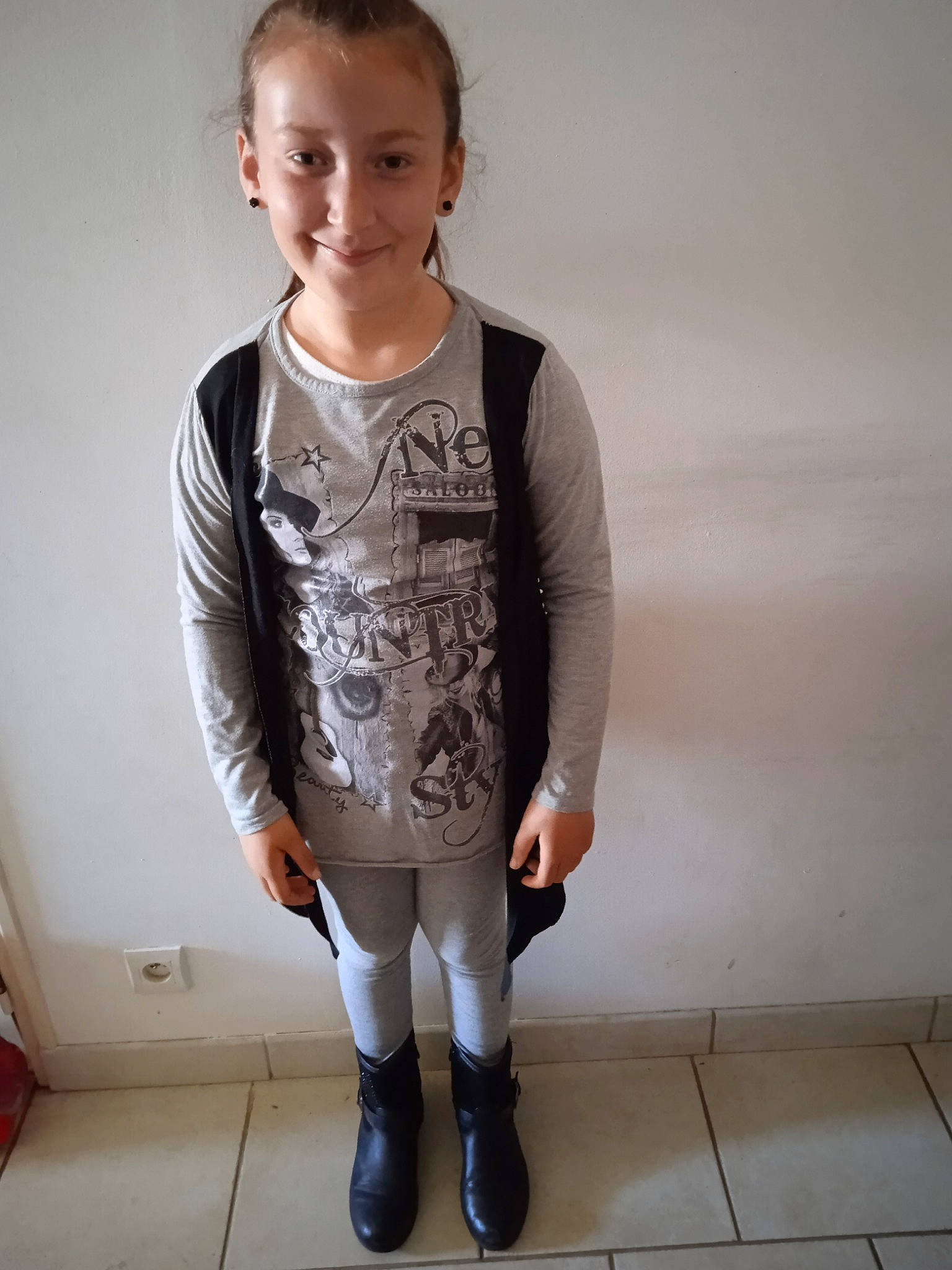 Léa participe au concours pour gagner de l'argent avec cette photo : arm, baby_toddler_clothing, clothing, face, fashion_design, grey, human_leg, joint, joy, knee, leg, neck, outerwear, person, shoulder, sleeve, smile, sportswear, standing, thigh