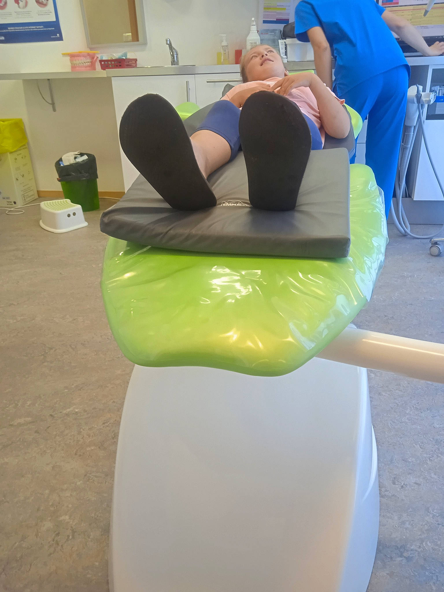 Léa participe au concours pour gagner de l'argent avec cette photo : abdomen, art, automotive_design, chair, comfort, dress, foot, human_leg, knee, leg, leisure, neck, person, physical_fitness, recreation, shorts, shoulder, sportswear, thigh, trunk