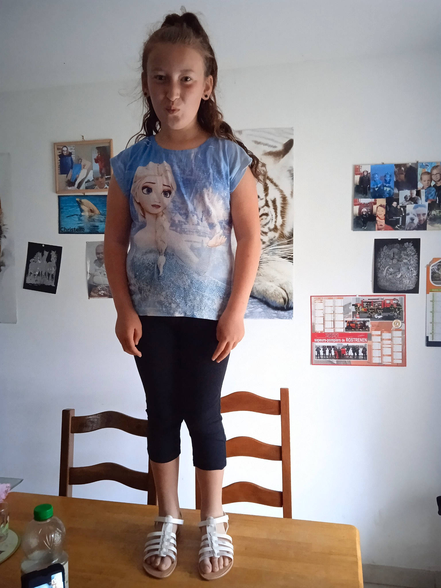 Léa a rejoint le concours — aidez-le/la à gagner de superbes lots ! blue, electric_blue, fashion_design, hairstyle, human_leg, joint, knee, neck, person, picture_frame, shoulder, sleeve, sportswear, standing, t_shirt, table, thigh, trunk, waist, white