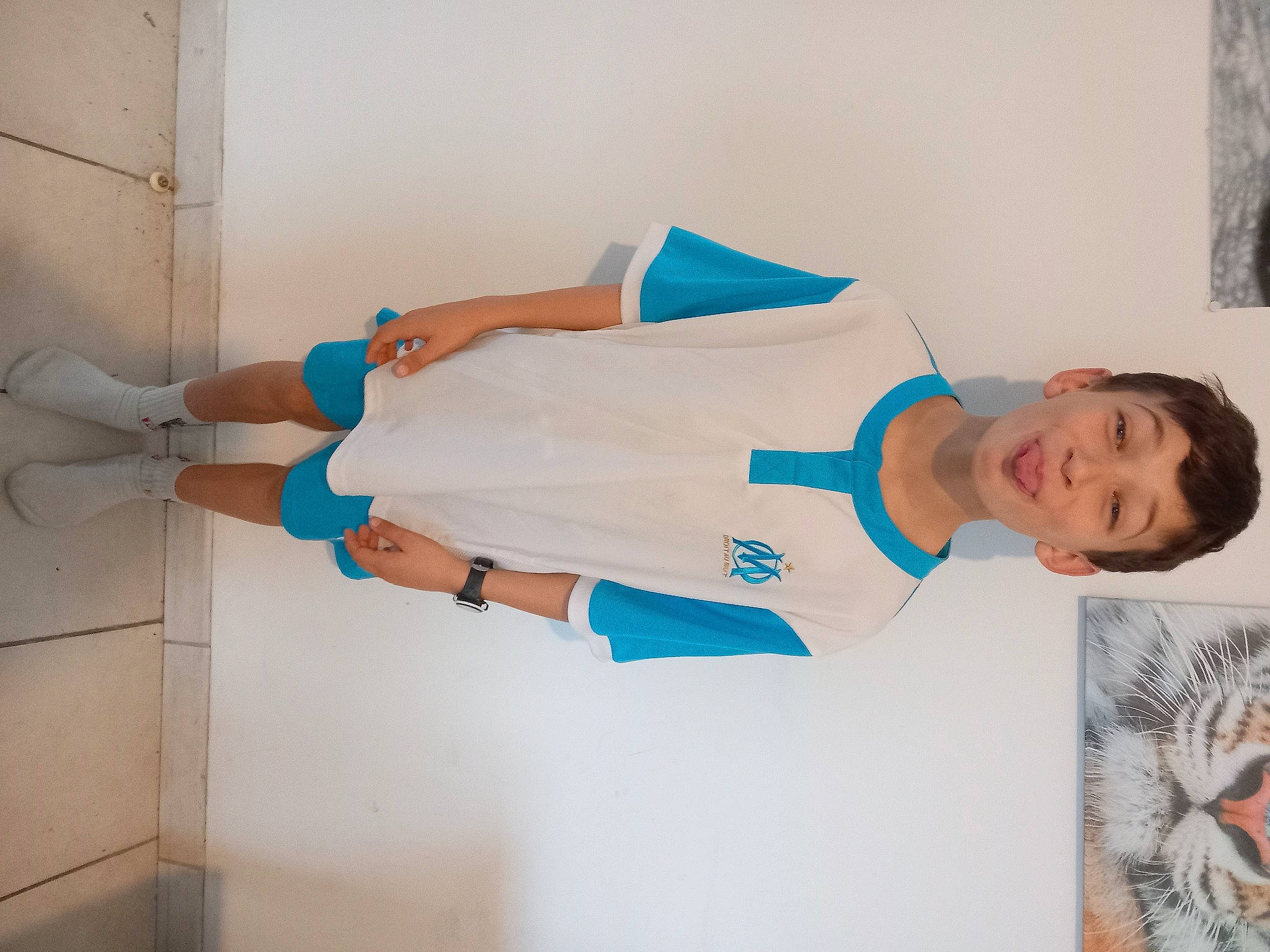 Stéphane participe au concours pour gagner de l'argent avec cette photo : comfort, elbow, electric_blue, finger, foot, fun, human_leg, joint, knee, person, plaster, room, sandal, shorts, sleeve, sportswear, t_shirt, textile, thigh, top