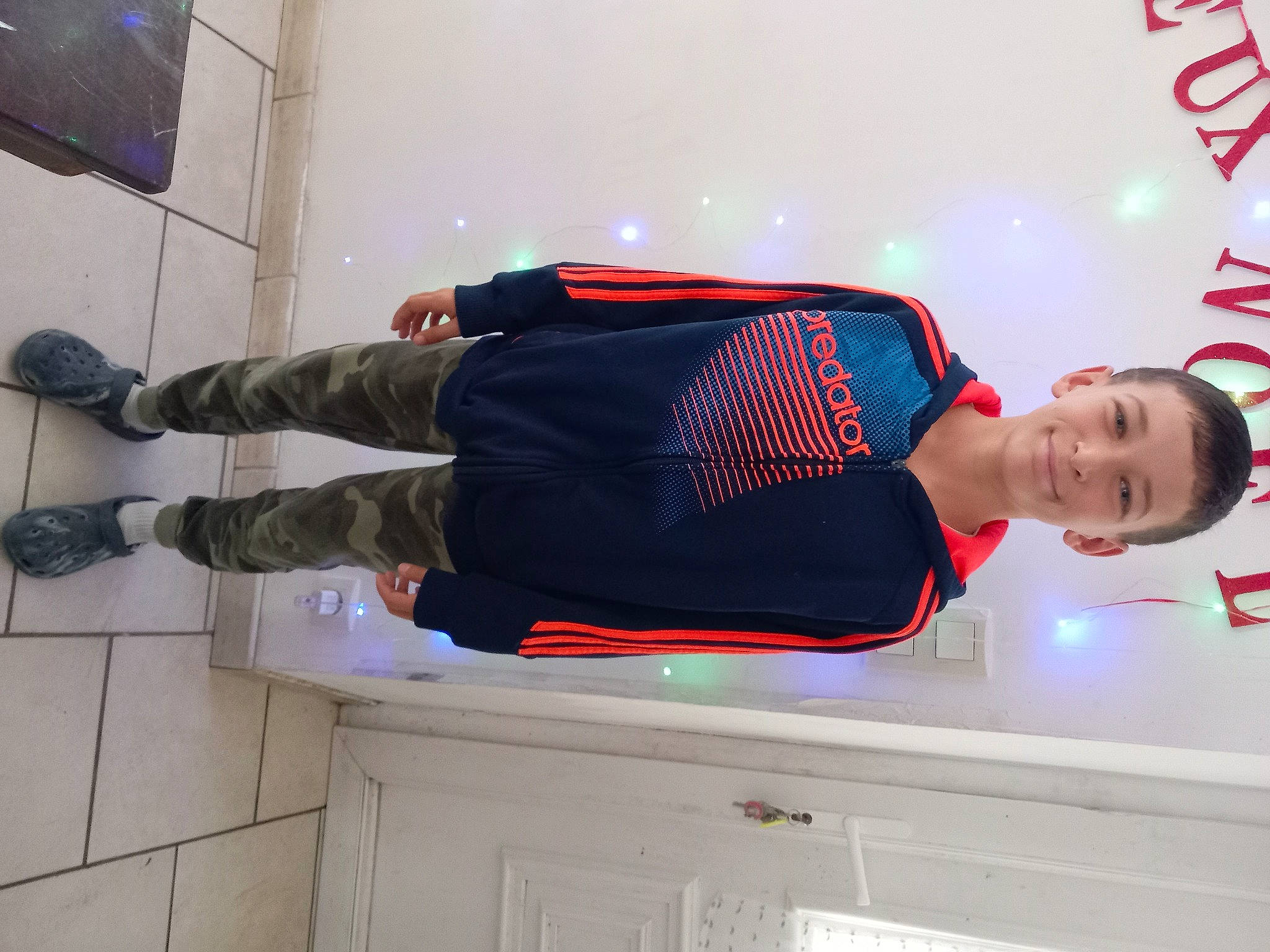 Stéphane a rejoint le concours — aidez-le/la à gagner de superbes lots ! automotive_design, comfort, electric_blue, event, flooring, happy, human_leg, joy, knee, logo, pattern, person, smile, thigh, walking_shoe