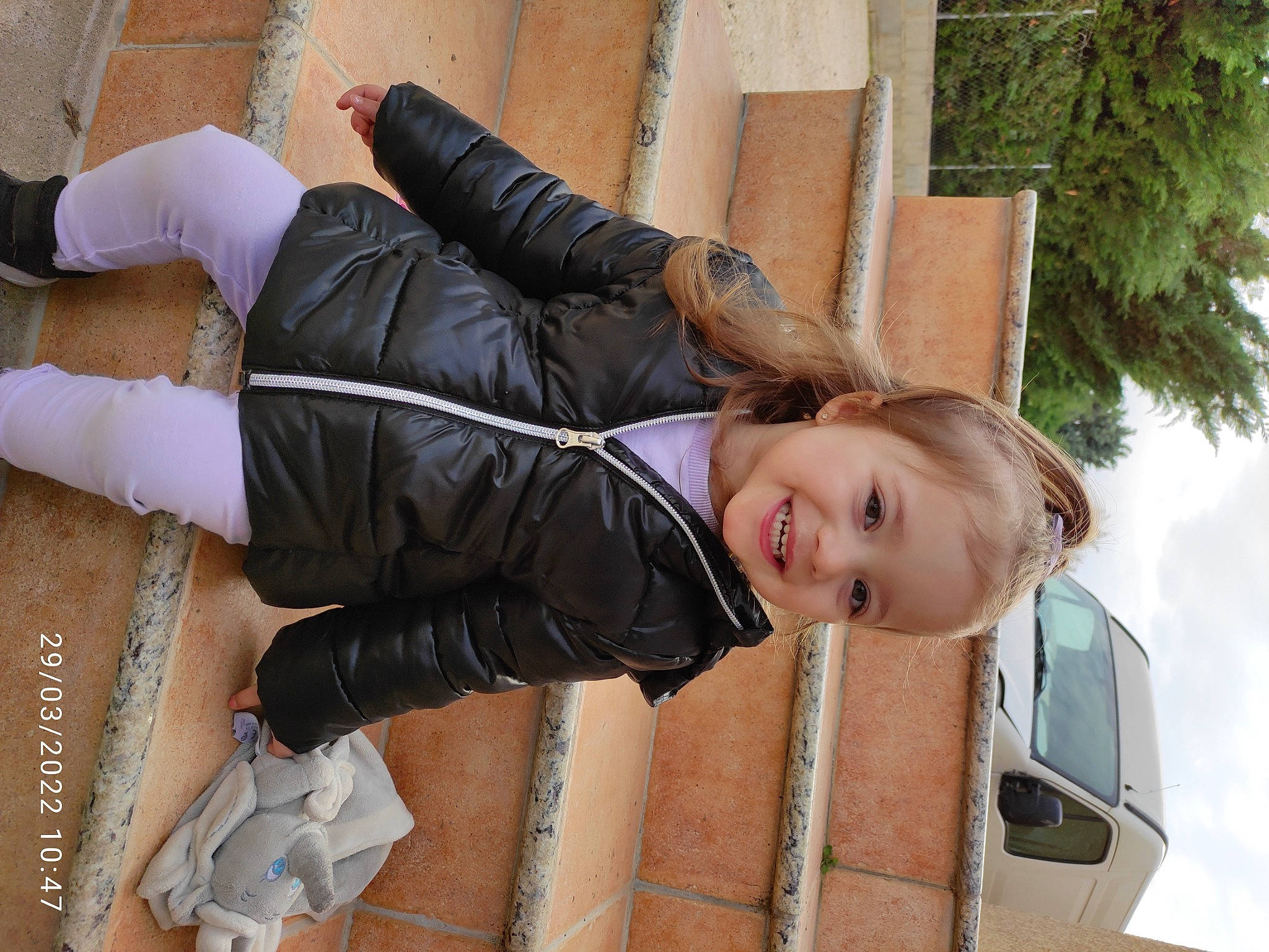 Talya participe au concours pour gagner de l'argent avec cette photo : automotive_exterior, blond, car, family_car, fashion, finger, fun, happy, human_leg, jewellery, joy, knee, person, pink, smile, thigh, toddler, tree, vehicle_door, waist