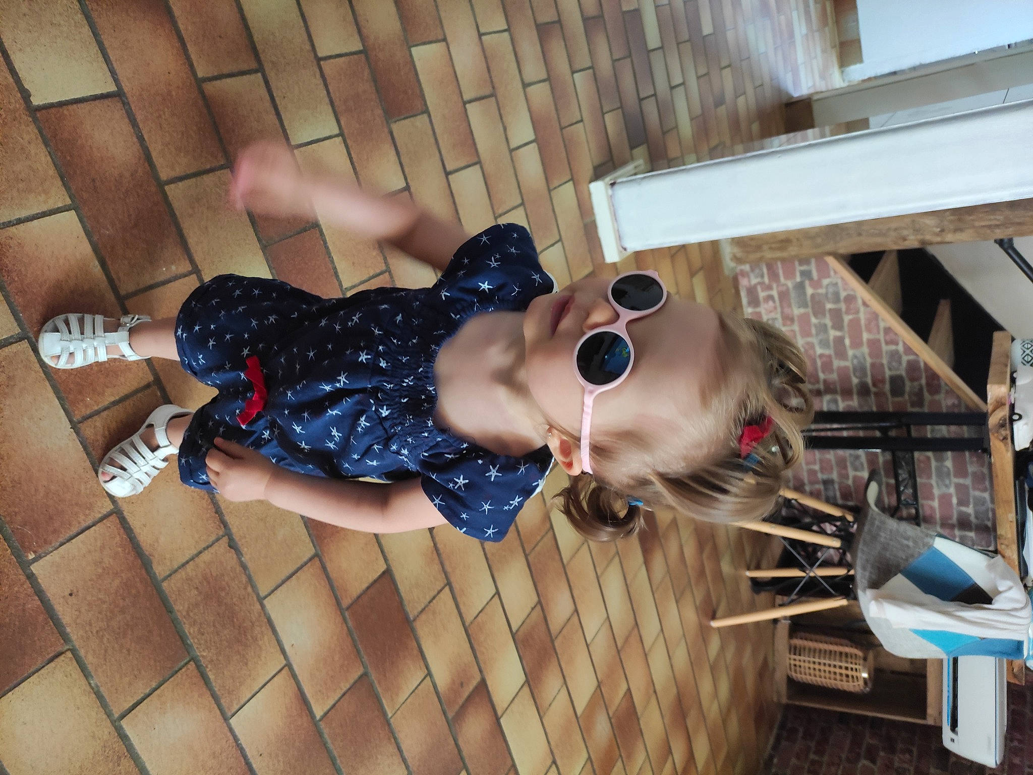 Talya a rejoint le concours — aidez-le/la à gagner de superbes lots ! baby_toddler_clothing, child, eyewear, fashion_design, flooring, foot, fun, goggles, hardwood, human_leg, leisure, pattern, person, sandal, sitting, sock, sunglasses, thigh, toddler, vision_care