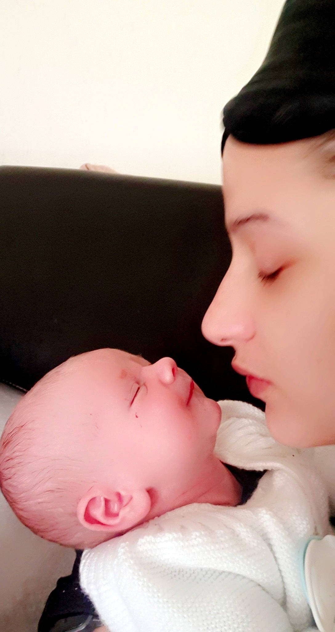 Maydenn participe au concours pour gagner de l'argent avec cette photo : baby, black_hair, cheek, child, chin, comfort, ear, eyebrow, eyelash, finger, forehead, gesture, happy, lip, mouth, muscle, neck, nose, person, skin