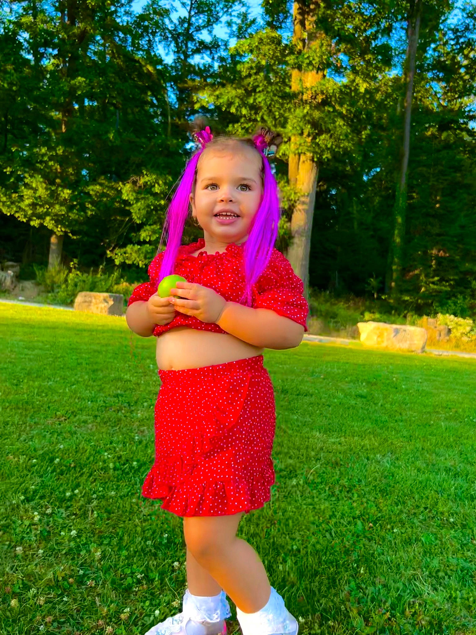 Amelia a rejoint le concours — aidez-le/la à gagner de superbes lots ! baby_toddler_clothing, child, electric_blue, fun, gesture, grass, green, happy, joy, lawn, leisure, magenta, people_in_nature, person, pink, plant, recreation, shorts, smile, summer