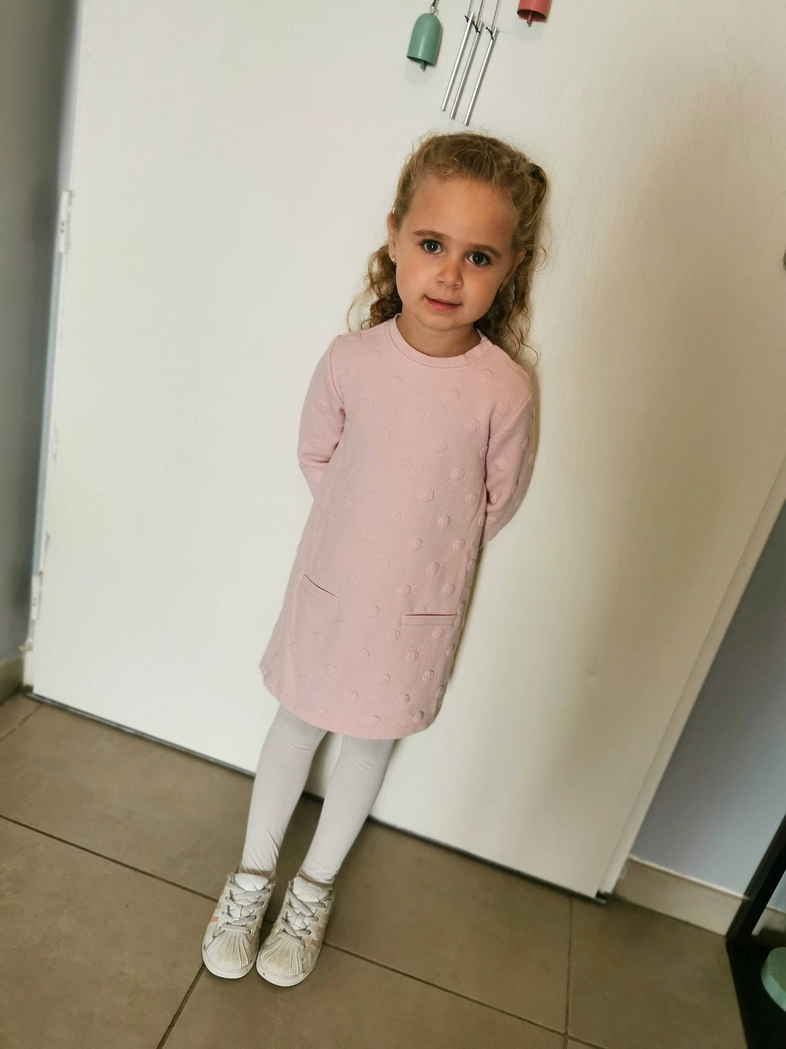Matilde a rejoint le concours — aidez-le/la à gagner de superbes lots ! baby_toddler_clothing, day_dress, face, fashion_design, floor, flooring, human_leg, joint, knee, neck, one_piece_garment, person, shoulder, sleeve, sock, standing, t_shirt, thigh, toddler, waist