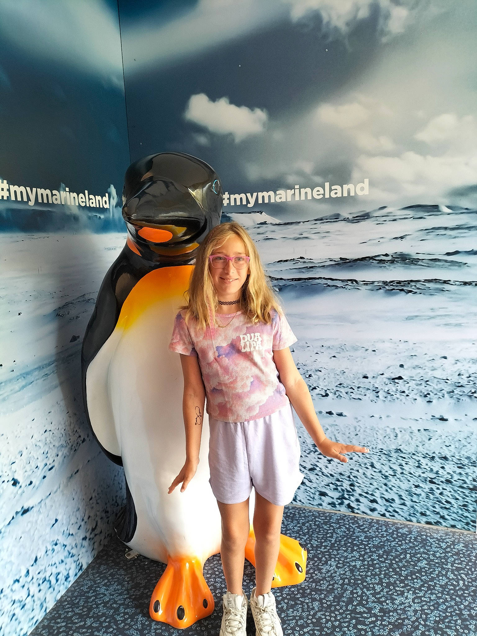 Emma a rejoint le concours — aidez-le/la à gagner de superbes lots ! boot, cloud, fashion_design, fish, flash_photography, fun, happy, hat, human_leg, joy, landscape, leisure, penguin, people_in_nature, person, personal_protective_equipment, recreation, sandal, sky, toddler