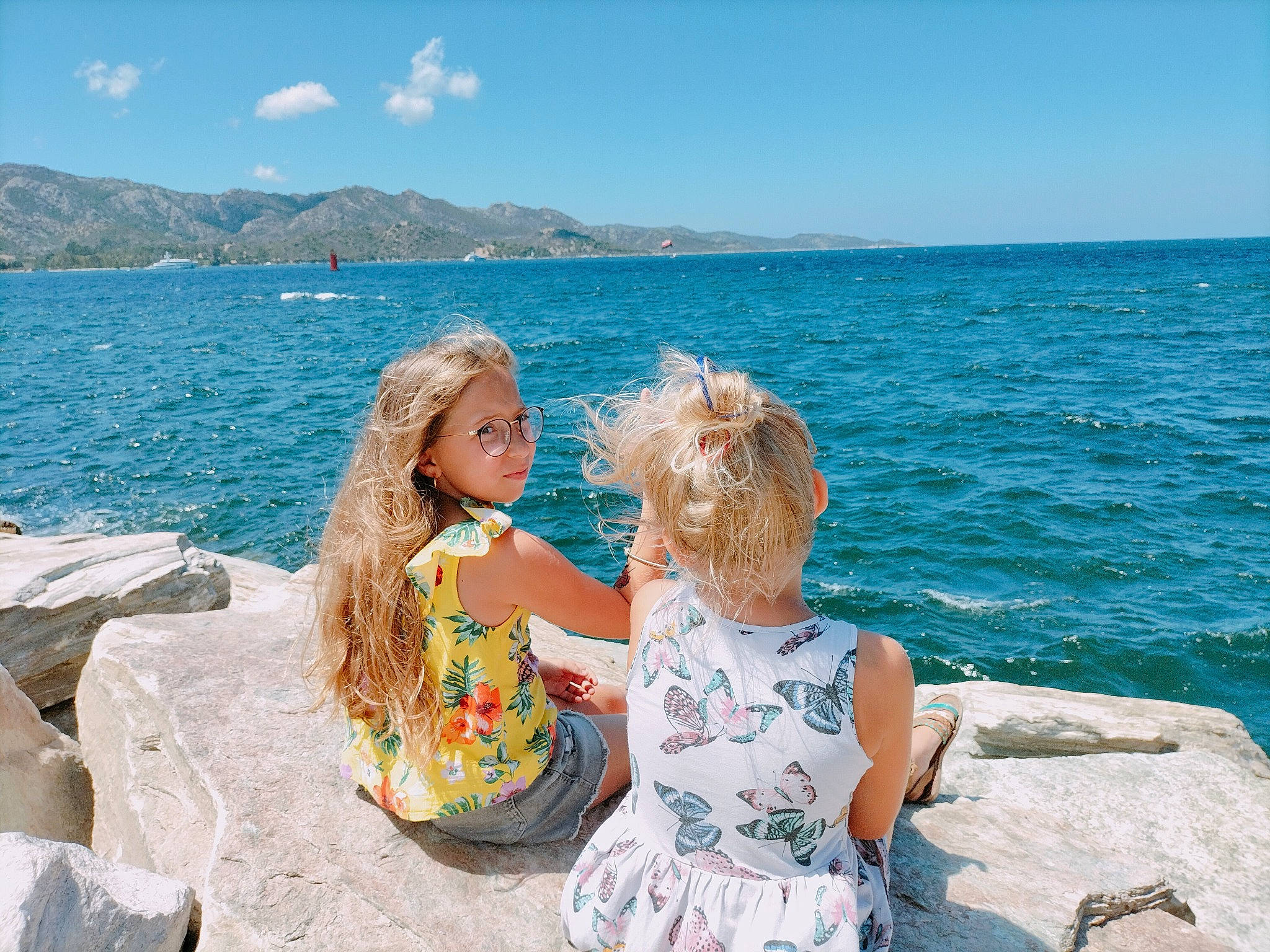Laura a rejoint le concours — aidez-le/la à gagner de superbes lots ! azure, beauty, blue, coastal_and_oceanic_landforms, dress, fun, happy, horizon, lake, landscape, leisure, morning, mountain, people_in_nature, person, plant, sky, summer, travel, tree