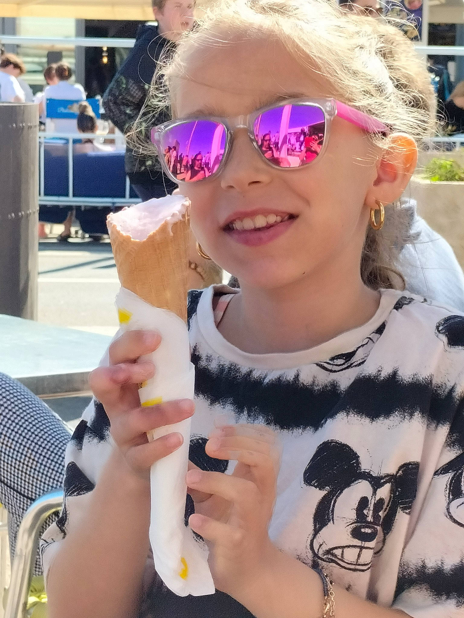 Laura a rejoint le concours — aidez-le/la à gagner de superbes lots ! child, cool, event, eyewear, fashion_accessory, fun, gesture, glasses, glove, goggles, happy, joy, nail, person, personal_protective_equipment, pink, recreation, selfie, smile, sunglasses