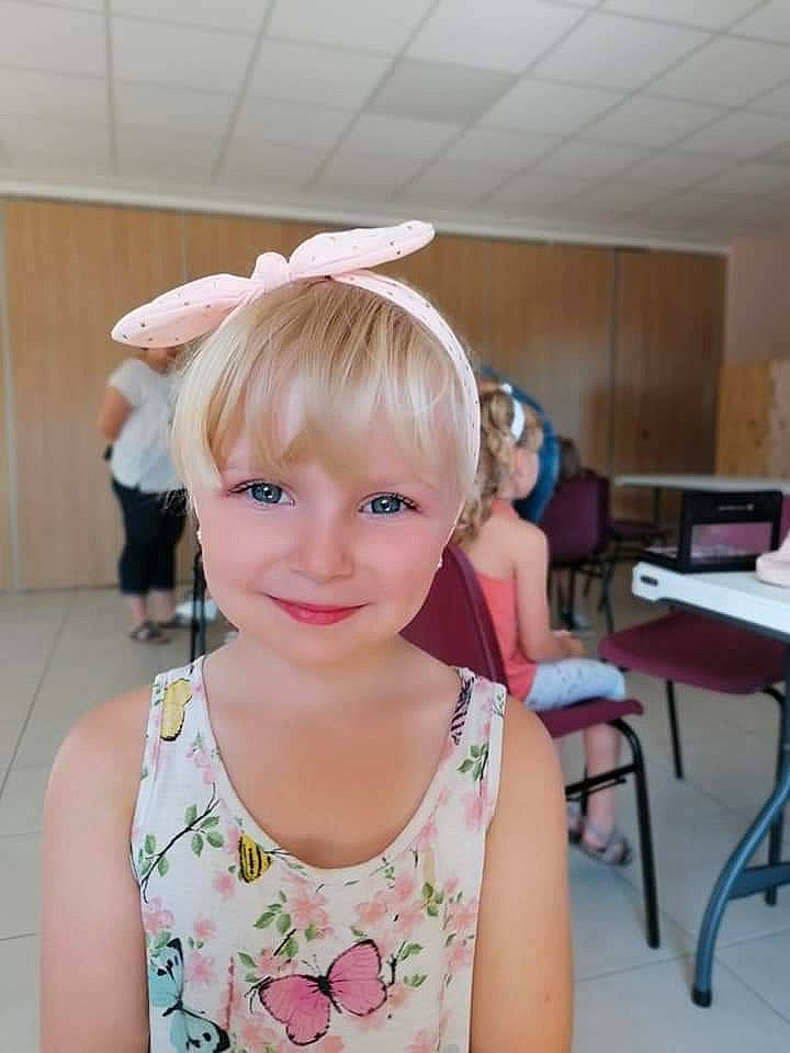 Camille a rejoint le concours — aidez-le/la à gagner de superbes lots ! bangs, chair, child, event, eyelash, face, fashion_accessory, fun, hair_coloring, happy, head, headpiece, helmet, hime_cut, jewellery, joy, layered_hair, makeover, neck, person