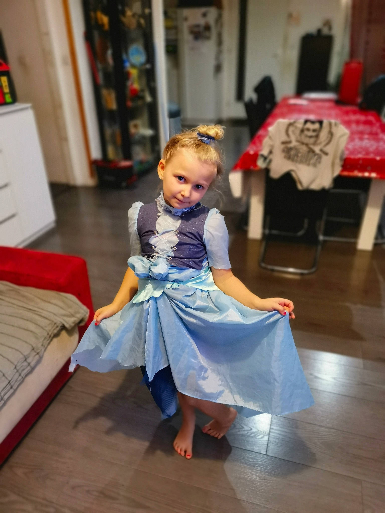 Camille a rejoint le concours — aidez-le/la à gagner de superbes lots ! child, costume, dress, entertainment, event, fashion_design, flooring, formal_wear, fun, gown, happy, hardwood, leisure, performing_arts, person, pillow, room, sandal, sitting, toddler