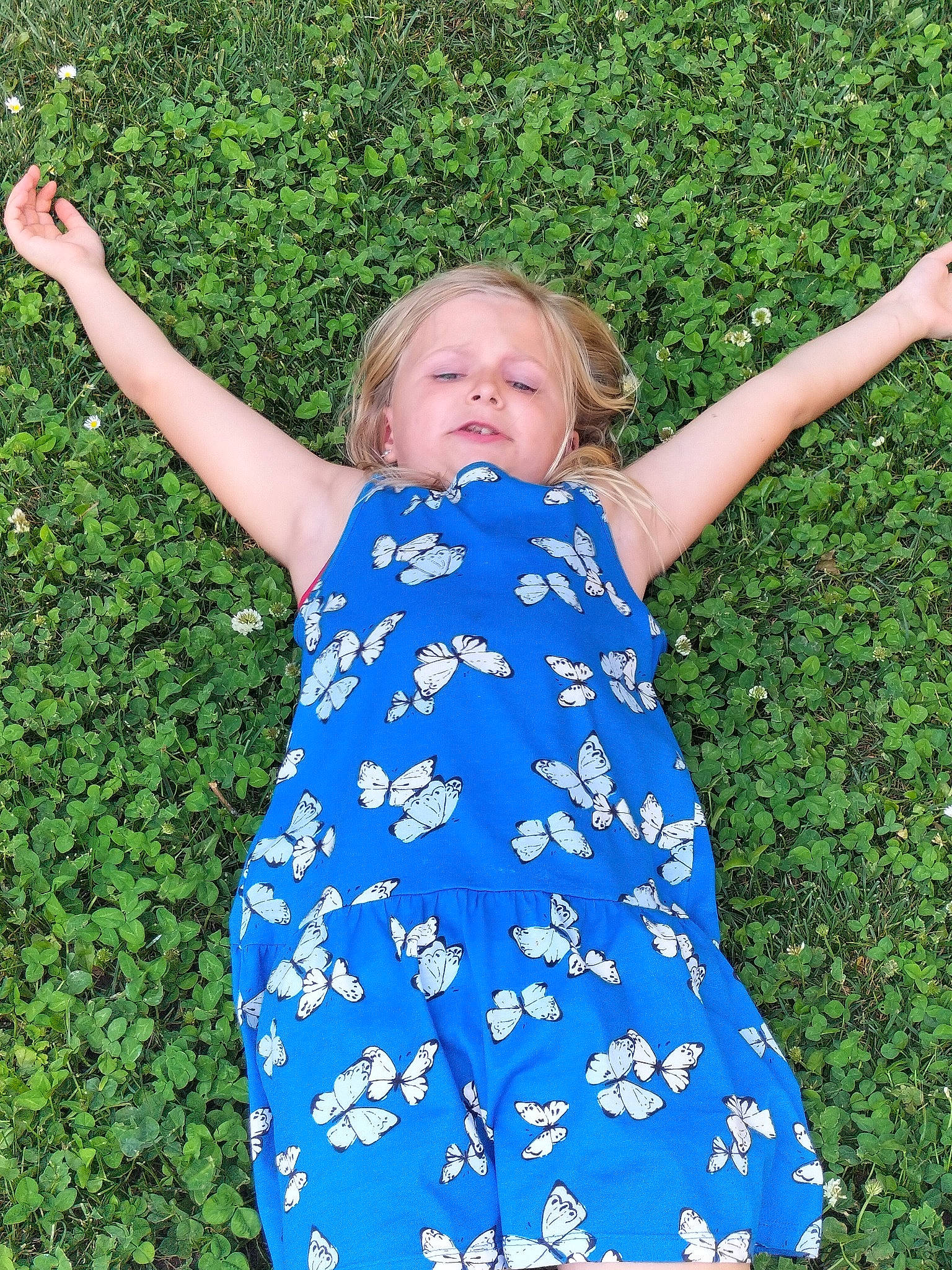 Camille a rejoint le concours — aidez-le/la à gagner de superbes lots ! baby_toddler_clothing, beauty, botany, electric_blue, facial_expression, finger, fun, gesture, grass, hairstyle, happy, leaf, nature, one_piece_garment, people_in_nature, person, plant, sleeve, standing, summer