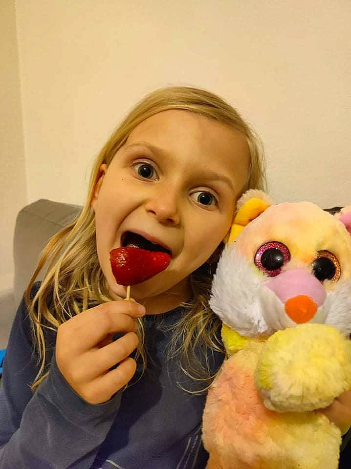 Camille participe au concours pour gagner de l'argent avec cette photo : cheek, child, eye, eyelash, finger, fun, fur, gesture, happy, head, lip, mouth, nose, person, plush, skin, smile, stuffed_toy, surprise, sweetness