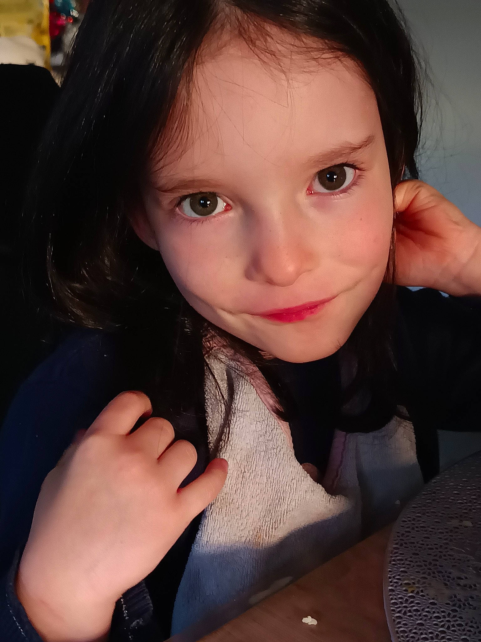 Eléna a rejoint le concours — aidez-le/la à gagner de superbes lots ! cheek, chin, ear, eyebrow, eyelash, finger, flash_photography, forehead, gesture, hair, hand, human_body, iris, jaw, lip, mouth, neck, nose, person, skin