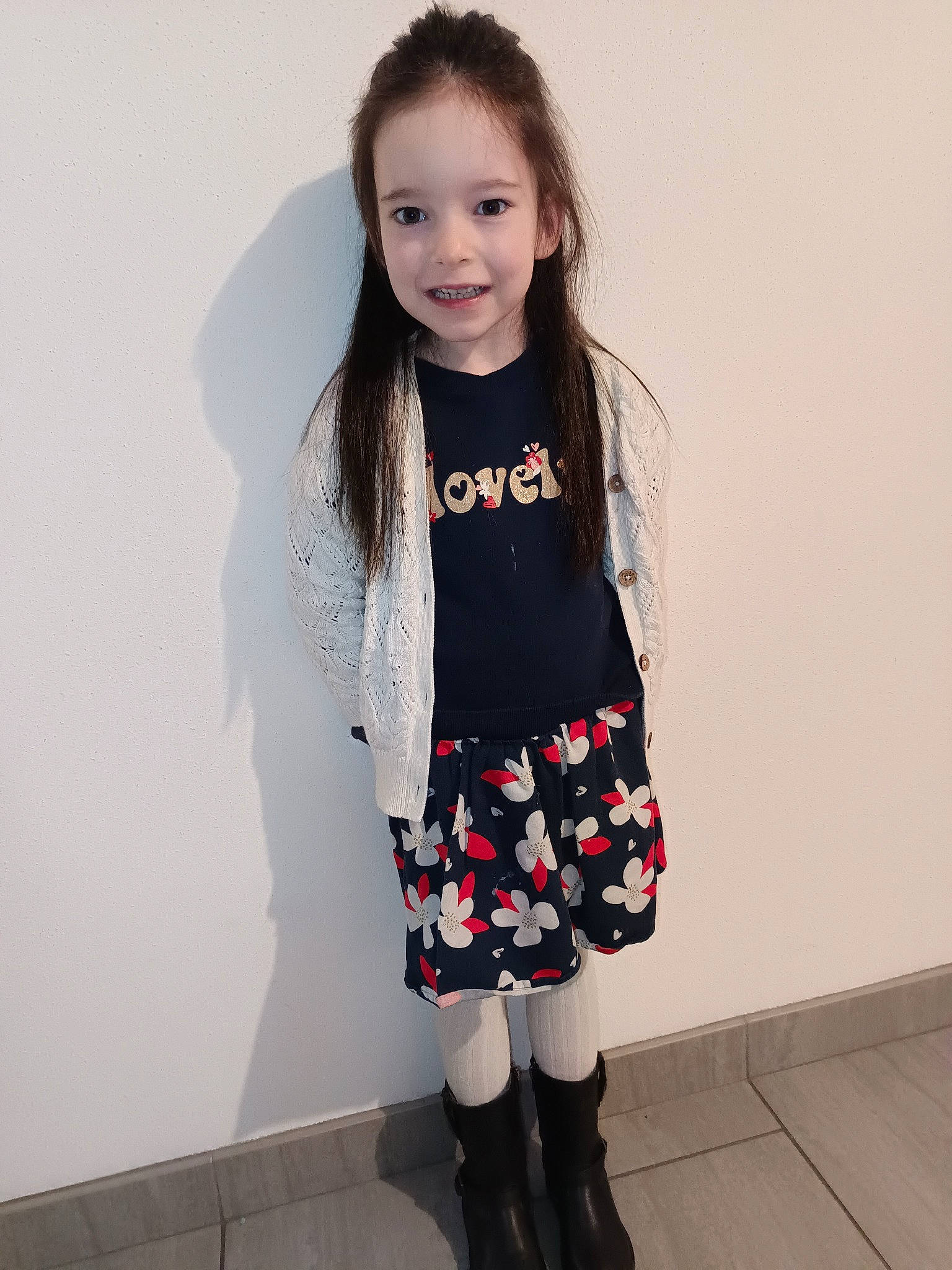 Eléna participe au concours pour gagner de l'argent avec cette photo : black_hair, collar, day_dress, face, fashion_design, hair, human_body, joy, knee, neck, person, plaid, school_uniform, shorts, shoulder, sleeve, t_shirt, tartan, thigh, trunk