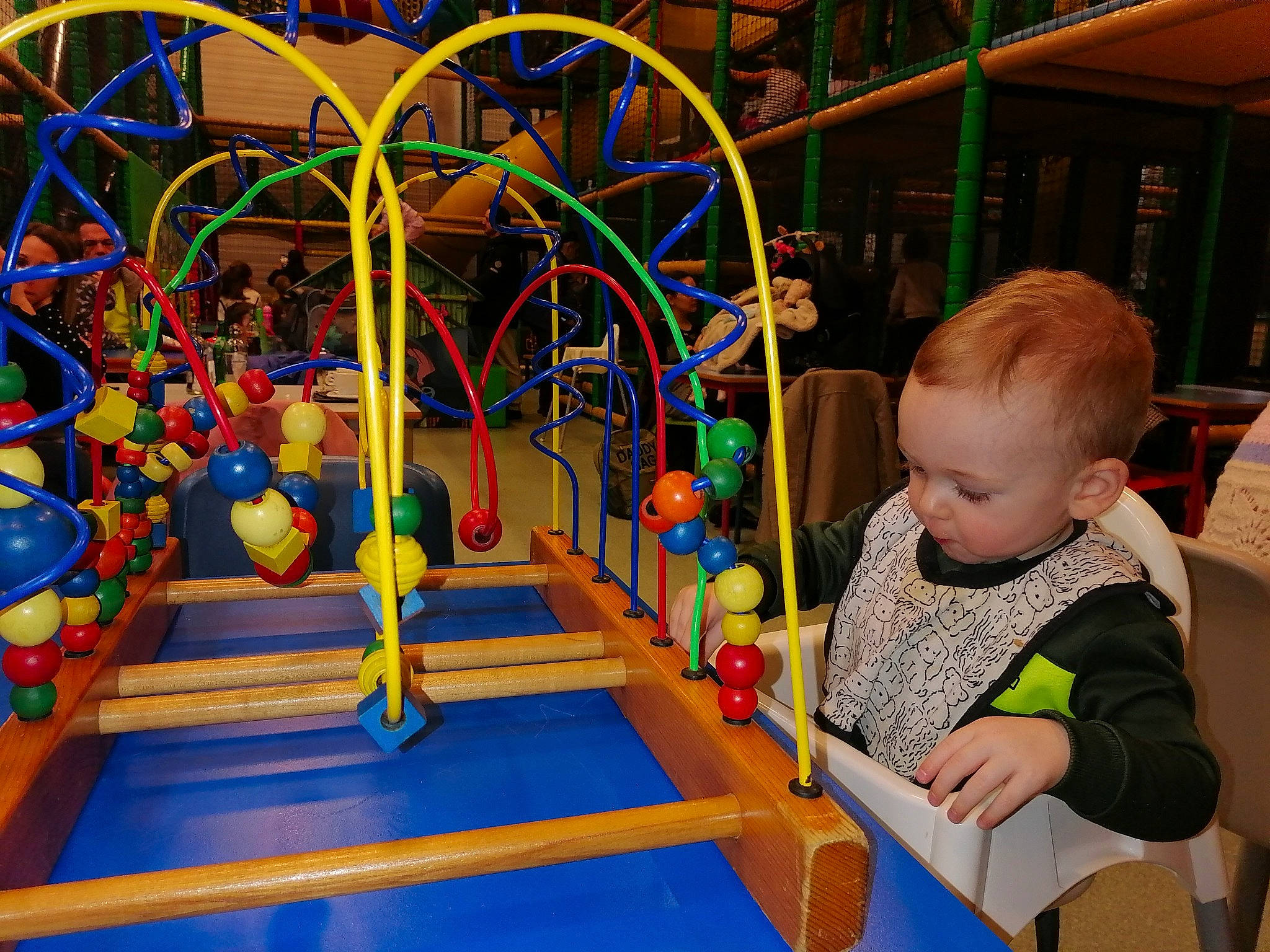 Eden a rejoint le concours — aidez-le/la à gagner de superbes lots ! baby, baby_toddler_clothing, baby_toys, child, city, event, flooring, fun, indoor_games_and_sports, leisure, outdoor_play_equipment, person, play, playground, public_space, recreation, room, symmetry, toddler, toy