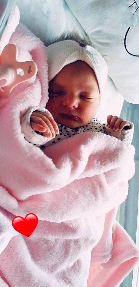 Emma a rejoint le concours — aidez-le/la à gagner de superbes lots ! baby, baby_products, baby_sleeping, baby_toddler_clothing, carmine, cheek, child, comfort, event, finger, fur, gesture, happy, linens, person, pink, skin, sleeve, thumb, toddler