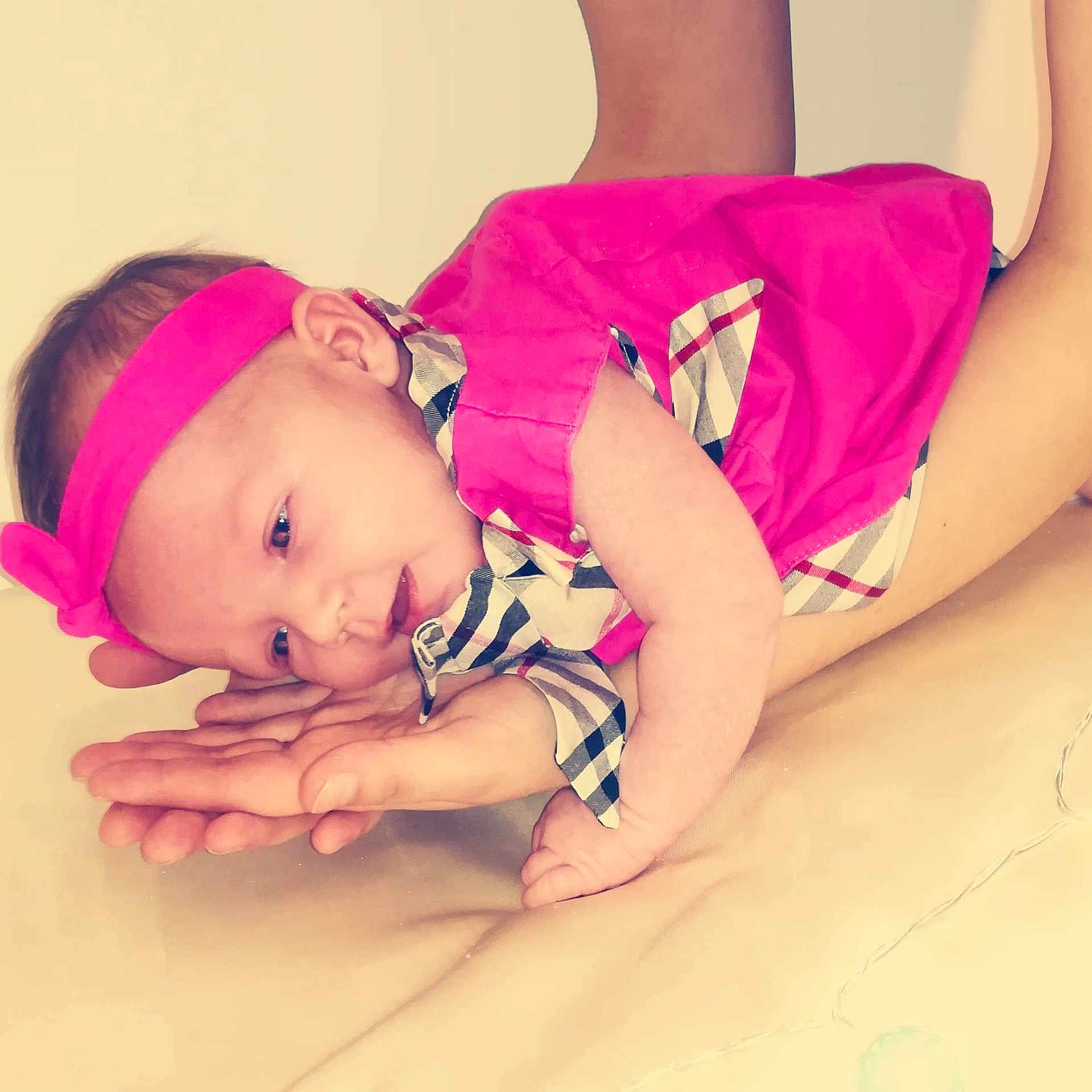 Allycia a rejoint le concours — aidez-le/la à gagner de superbes lots ! arm, baby, baby_toddler_clothing, beauty, cheek, child, finger, hair_accessory, hand, head, headband, headgear, joint, leg, mouth, photography, pink, product, skin, toddler