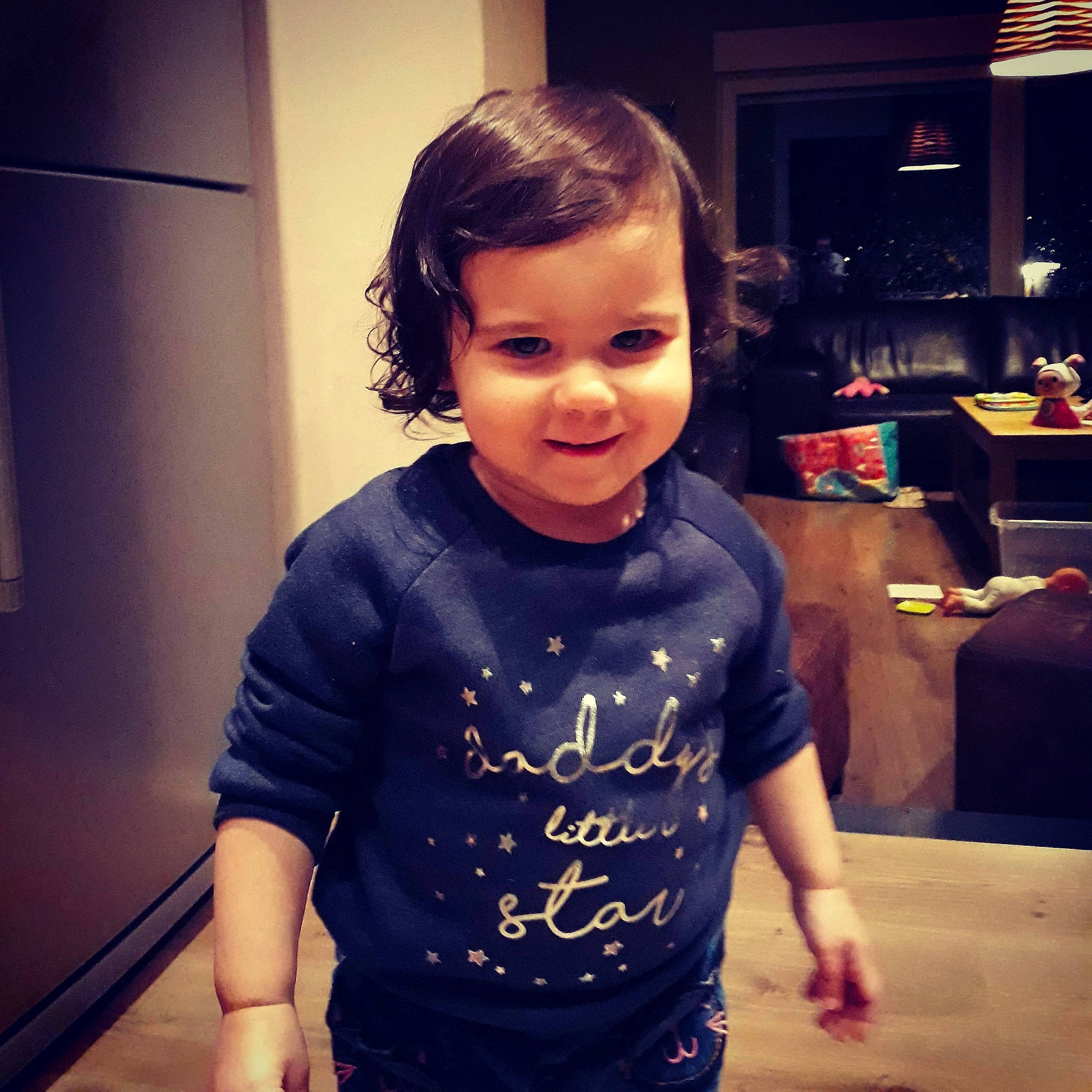 Mia participe au concours pour gagner de l'argent avec cette photo : arm, boy, child, cool, day, facial_expression, fun, girl, person, product, skin, smile, toddler