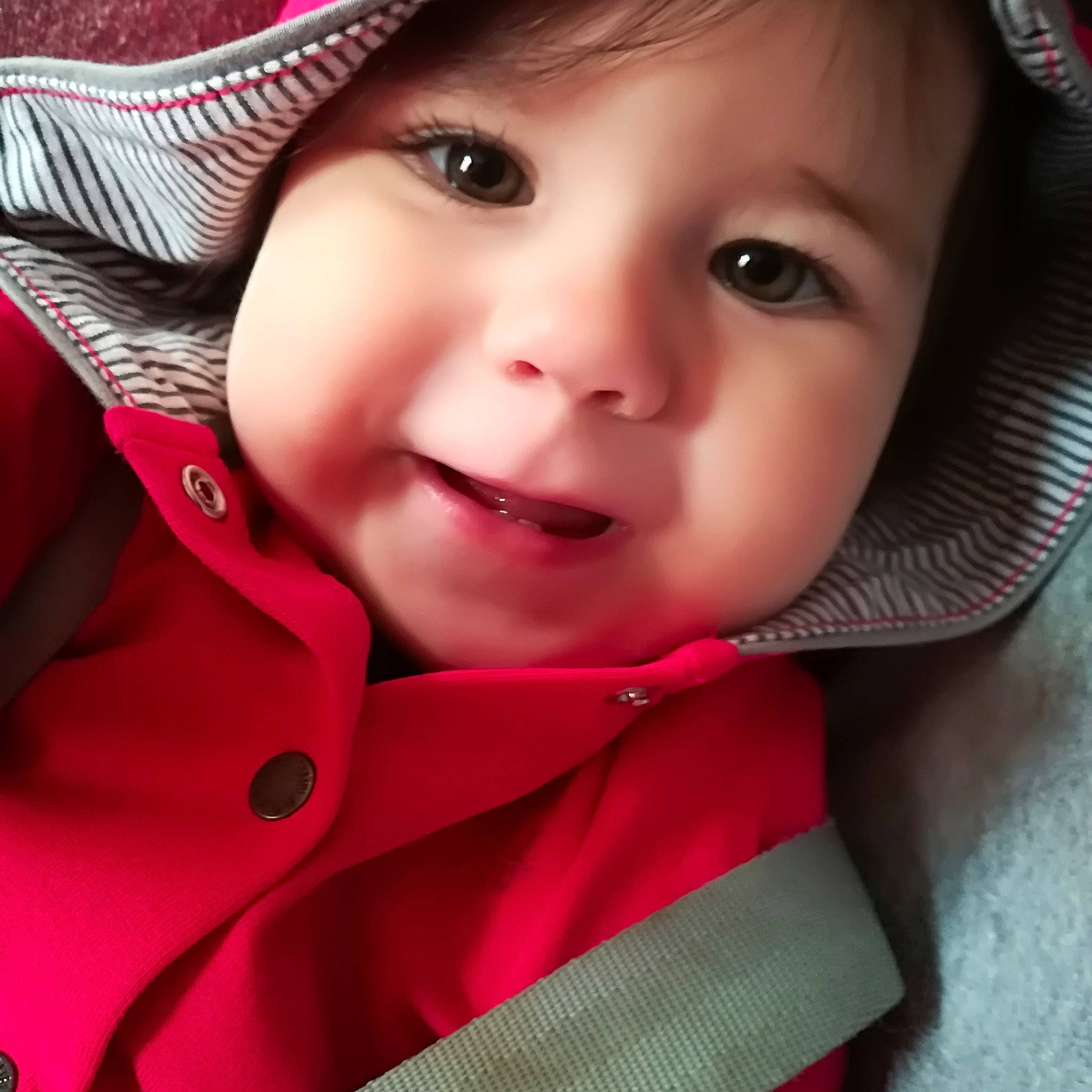 Mia participe au concours pour gagner de l'argent avec cette photo : beauty, cheek, child, chin, eye, eyebrow, face, facial_expression, forehead, girl, infant, lip, mouth, nose, person, pink, product, red, skin, smile