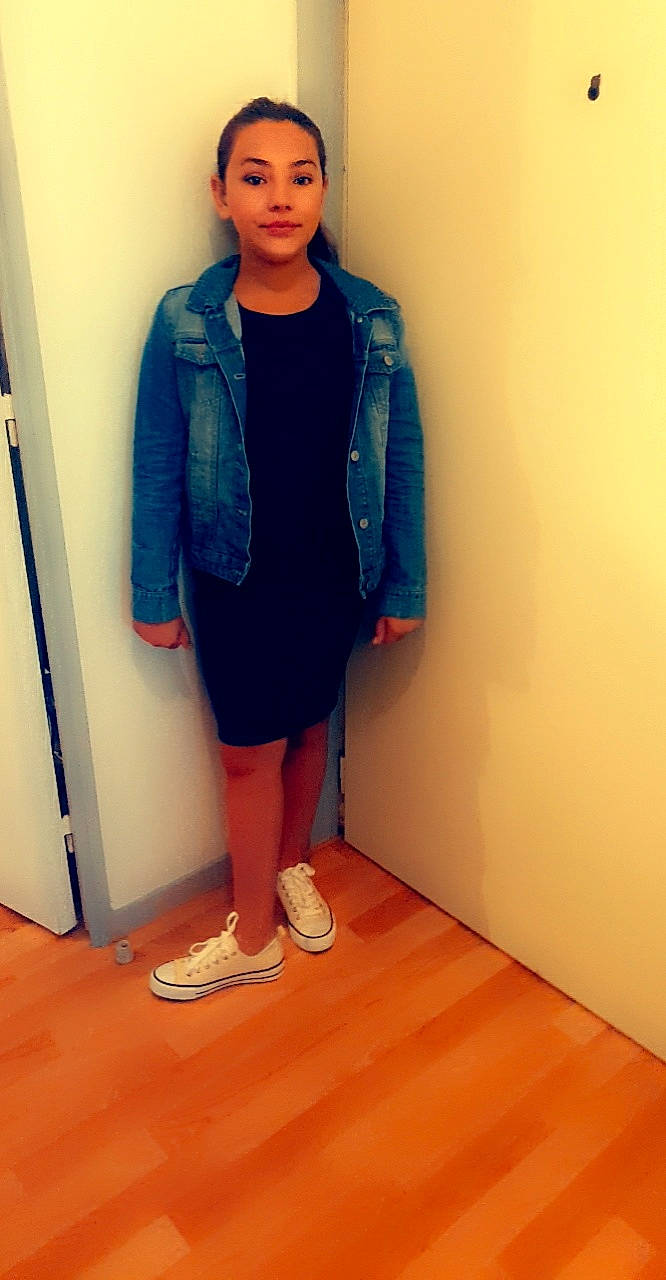 Clara participe au concours pour gagner de l'argent avec cette photo : blazer, clothing, collar, electric_blue, fashion, fashion_design, footwear, joint, knee, leg, neck, orange, outerwear, person, shoe, sleeve, sportswear, street_fashion, t_shirt, thigh