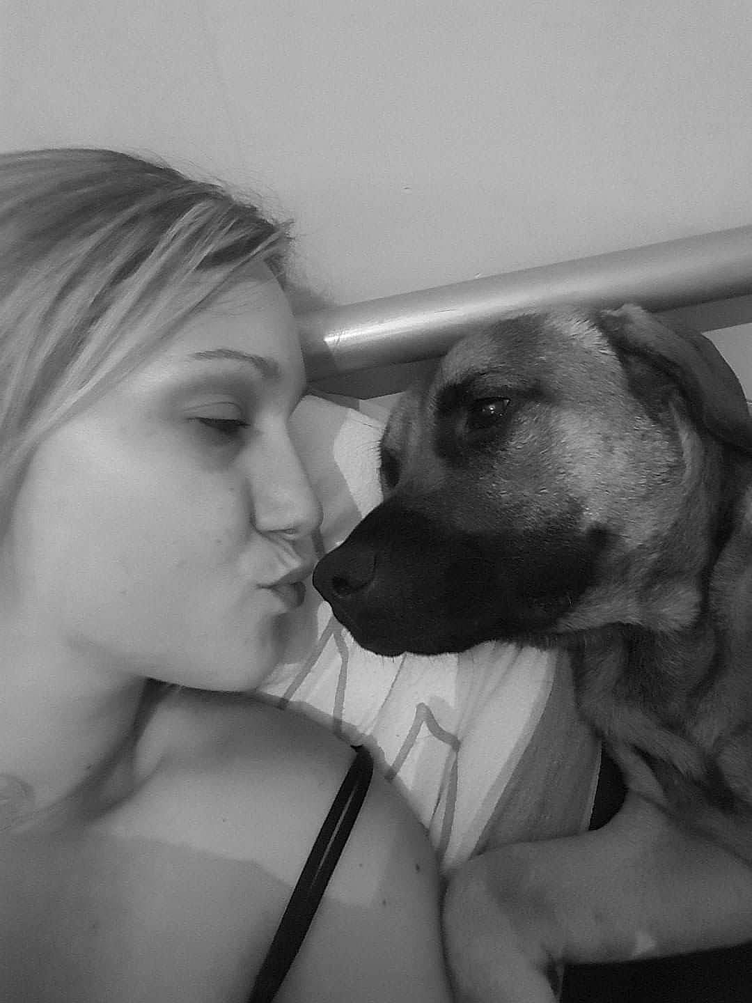 Rex participe au concours pour gagner de l'argent avec cette photo : beauty, black, black_and_white, black_mouth_cur, canidae, carnivore, dog, dog_breed, ear, eye, fun, head, human, monochrome, mouth, nose, photography, selfie, skin, snout