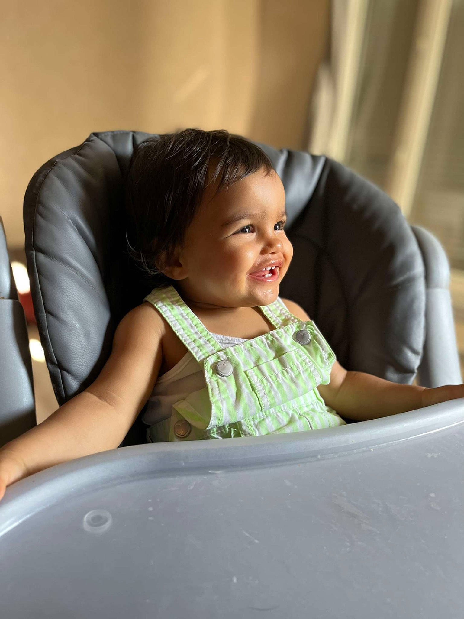 Haylley participe au concours pour gagner de l'argent avec cette photo : arm, auto_part, automotive_design, baby, baby_toddler_clothing, child, comfort, finger, flash_photography, fun, happy, leisure, person, room, sitting, skin, sleeve, smile, t_shirt, toddler