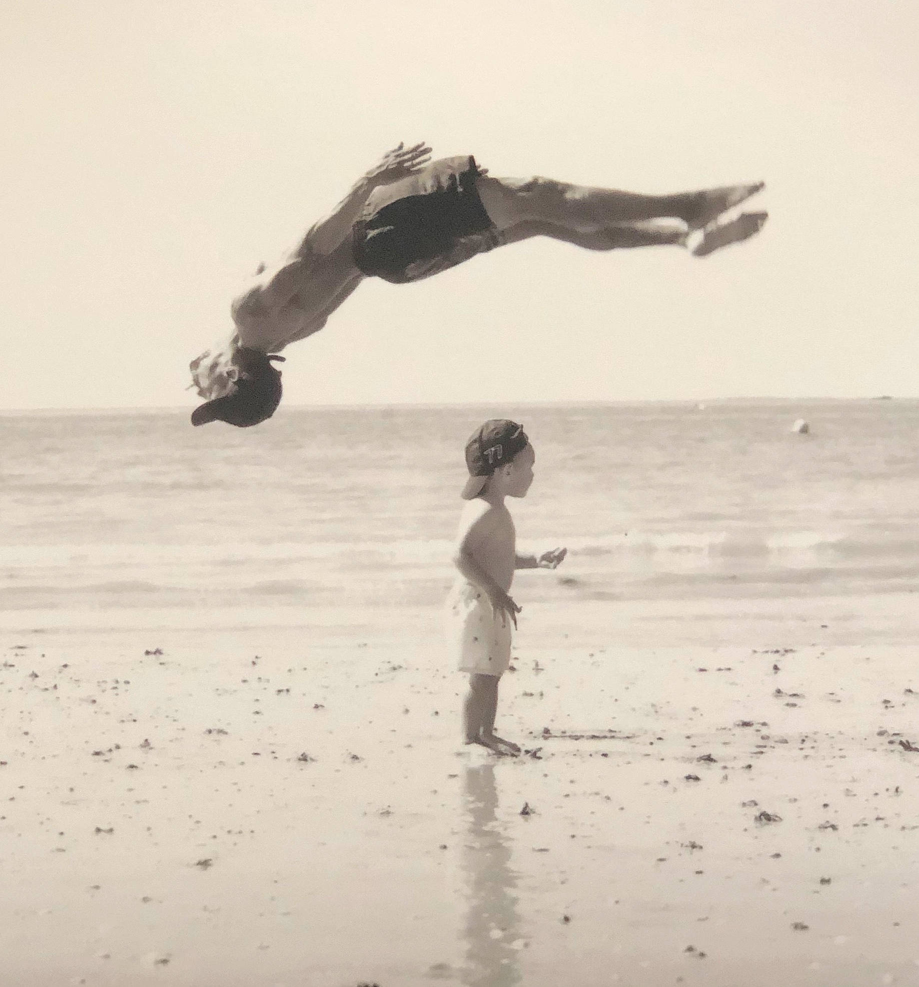 Jaïden a rejoint le concours — aidez-le/la à gagner de superbes lots ! acrobatics, balance, black_and_white, flip_acrobatic, fun, jumping, monochrome, person, photography, physical_fitness, sea, standing, water, white