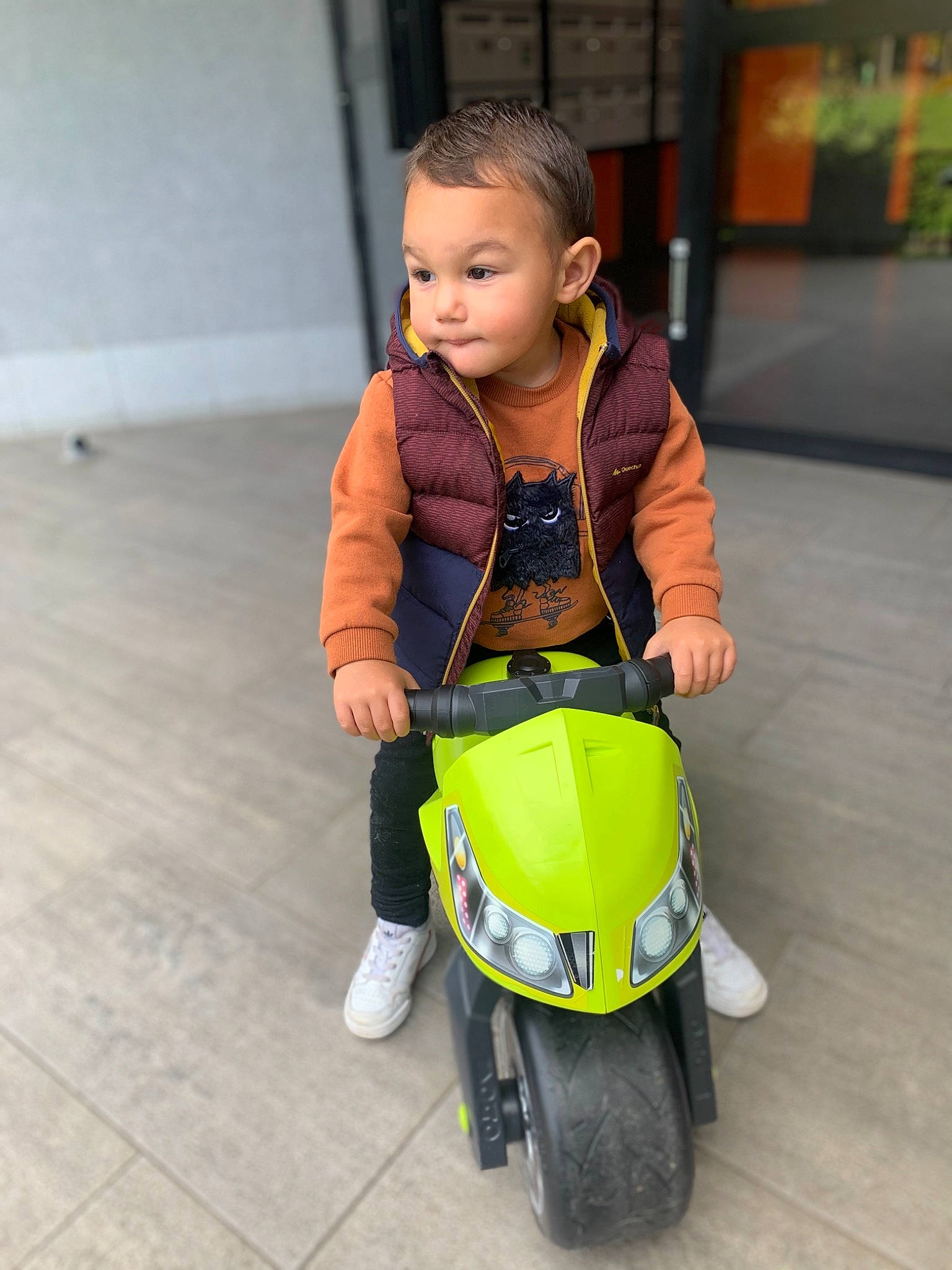 Jaïden participe au concours pour gagner de l'argent avec cette photo : child, motor_vehicle, person, personal_protective_equipment, product, riding_toy, scooter, toddler, vacation, vehicle