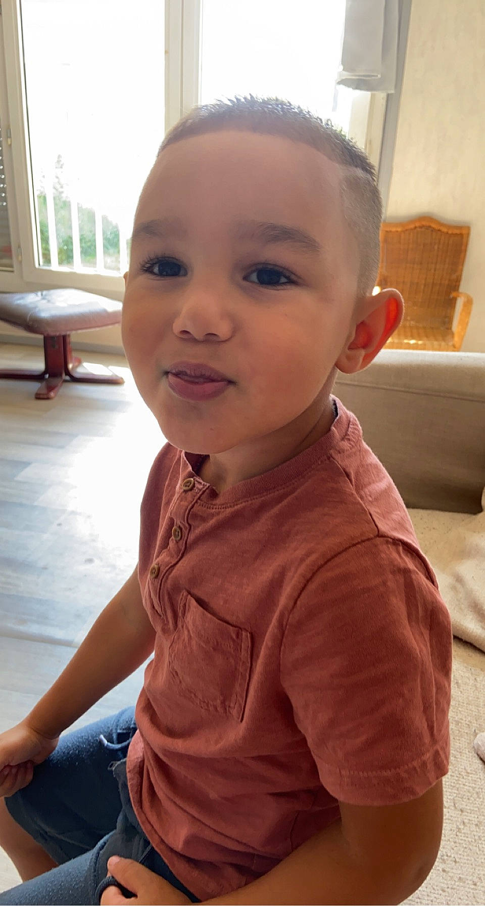 Jaïden a rejoint le concours — aidez-le/la à gagner de superbes lots ! baby_toddler_clothing, cheek, child, ear, eyelash, flooring, forehead, fun, hairstyle, happy, head, jaw, lip, neck, nose, person, skin, sleeve, smile, toddler