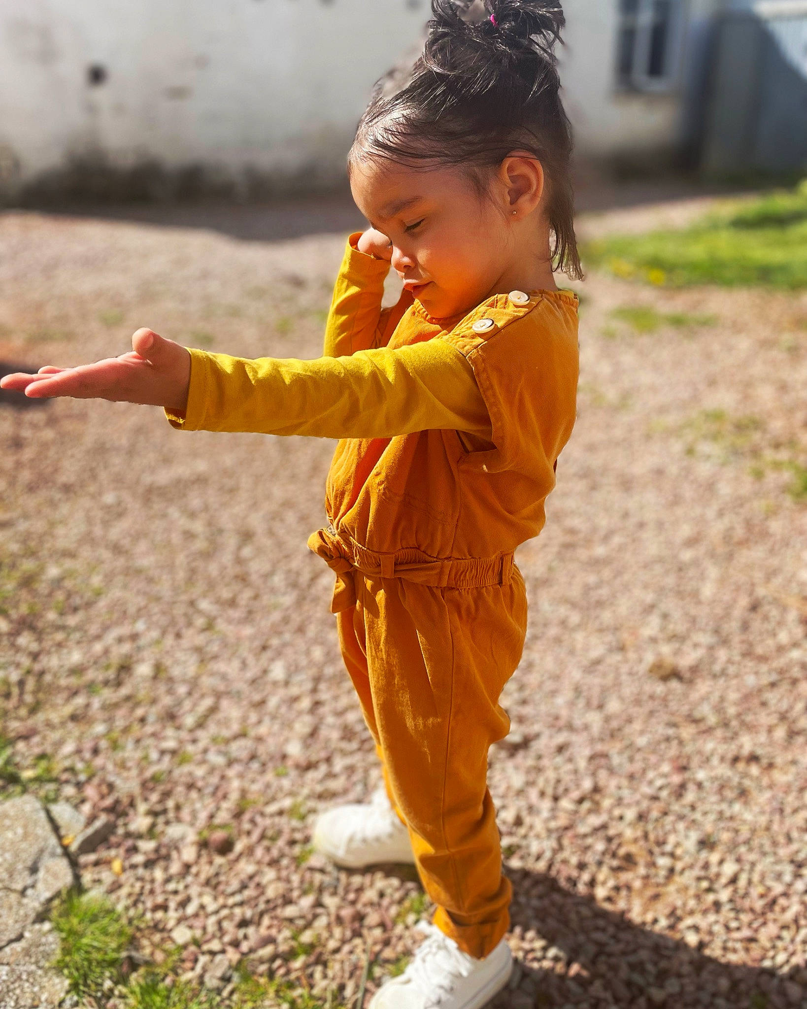 Haylley a rejoint le concours — aidez-le/la à gagner de superbes lots ! child, eye, face, fun, gesture, grass, hand, happy, head, human_body, leisure, people_in_nature, person, play, recreation, sleeve, smile, soil, toddler, tradition