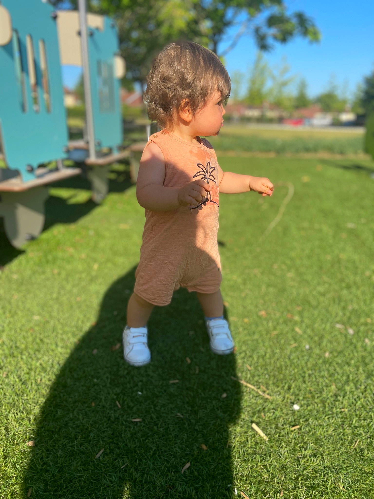 Daymon a rejoint le concours — aidez-le/la à gagner de superbes lots ! child, flooring, fun, gesture, grass, grass_family, grassland, happy, human_leg, knee, landscape, lawn, leisure, people_in_nature, person, plant, recreation, shorts, sky, toddler