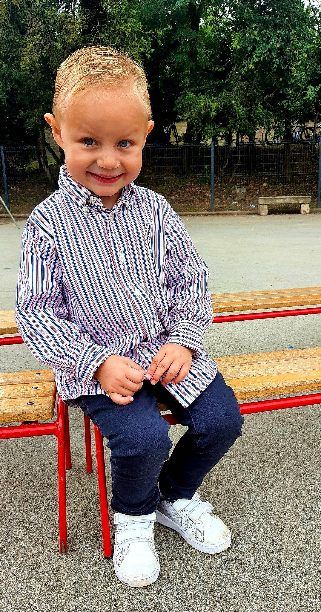 Louis a rejoint le concours — aidez-le/la à gagner de superbes lots ! baby_toddler_clothing, child, cool, dress_shirt, electric_blue, eye, facial_expression, hairstyle, happy, joint, joy, knee, leg, leisure, pattern, person, sleeve, smile, street_fashion, t_shirt