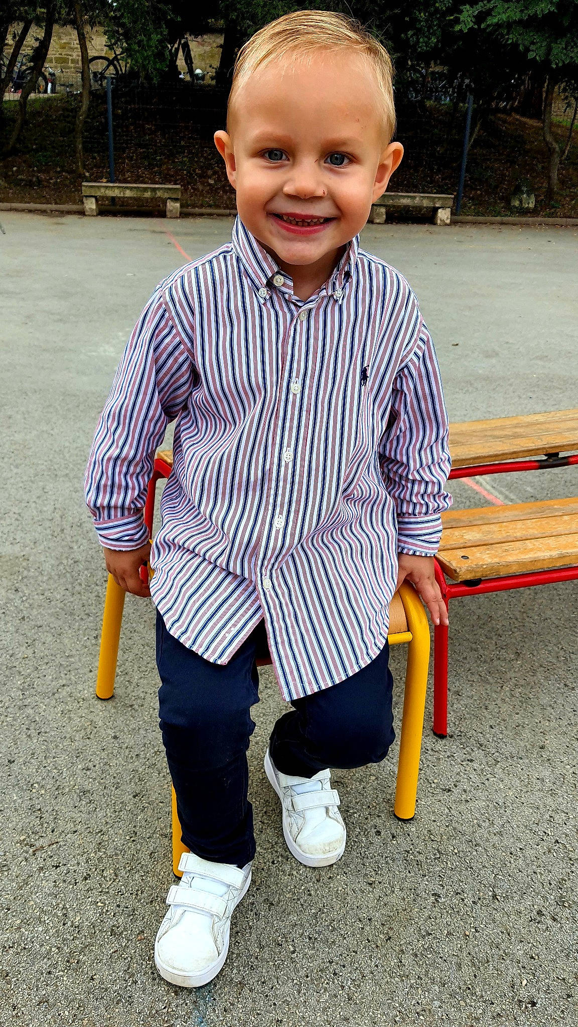 Louis participe au concours pour gagner de l'argent avec cette photo : child, community, cool, face, fun, happy, human, joy, knee, leisure, person, plaid, recreation, sleeve, smile, sneakers, sock, standing, street_fashion, style