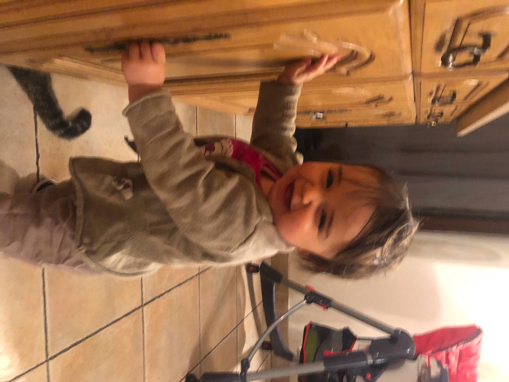 Cassidy a rejoint le concours — aidez-le/la à gagner de superbes lots ! baby, ceiling, child, fun, hardwood, leisure, person, play, recreation, room, smile, t_shirt, toddler, vacation, wood