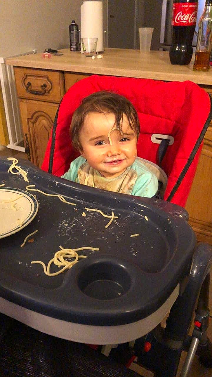 Cassidy a rejoint le concours — aidez-le/la à gagner de superbes lots ! audio_equipment, automotive_design, automotive_tire, blue, cheek, electronic_device, eye, face, fun, hair, head, human, joy, mode_of_transport, motor_vehicle, person, product, room, sitting, smile