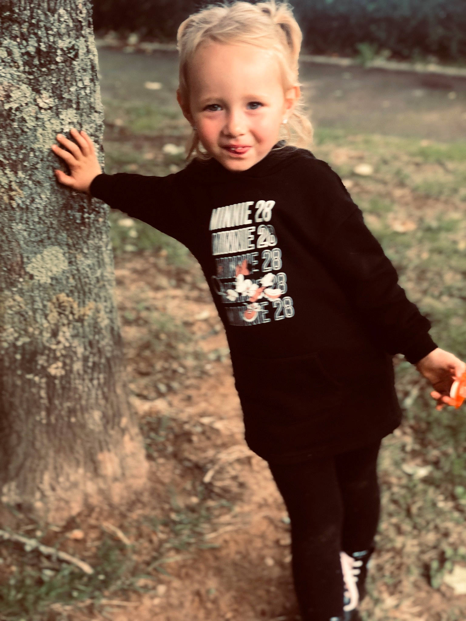 Zoëly a rejoint le concours — aidez-le/la à gagner de superbes lots ! child, face, forest, fun, grass, happy, leaf, people_in_nature, person, plant, recreation, sleeve, smile, soil, standing, t_shirt, toddler, tree, trunk, wood