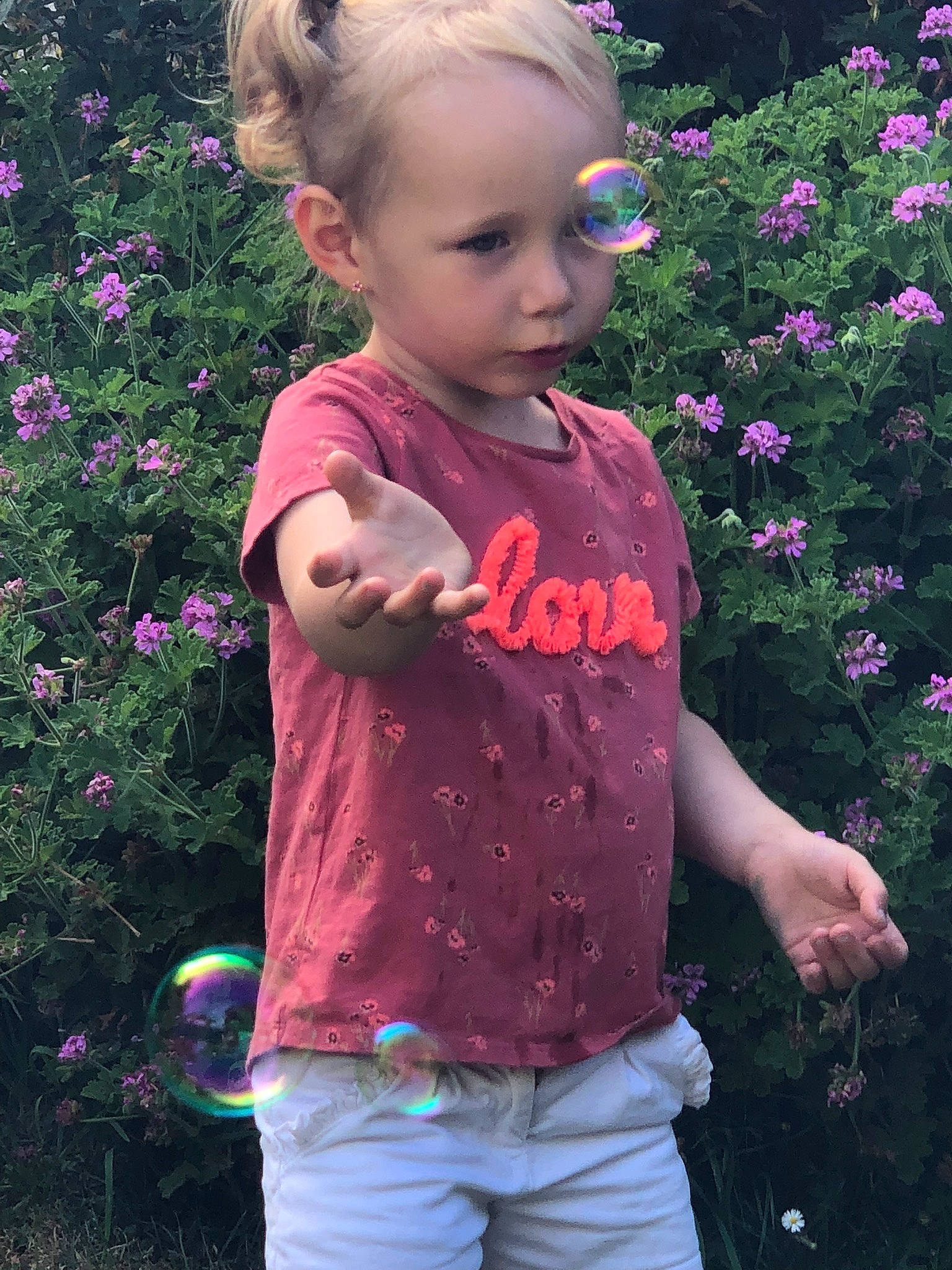 Zoëly a rejoint le concours — aidez-le/la à gagner de superbes lots ! baby_toddler_clothing, botany, child, facial_expression, flower, grass, hairstyle, happy, head, leaf, people_in_nature, person, petal, photograph, pink, plant, purple, sleeve, summer, toddler