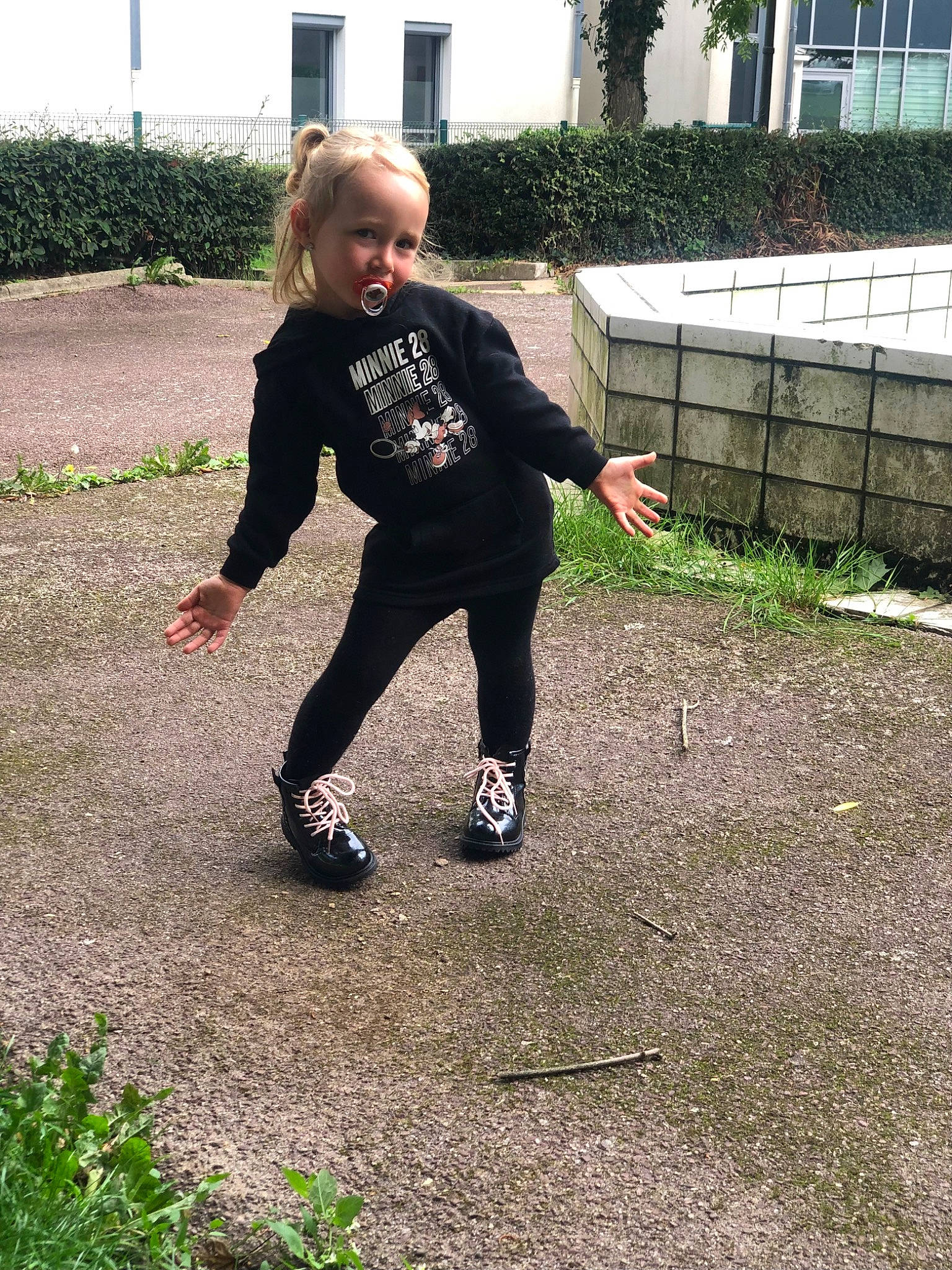 Zoëly participe au concours pour gagner de l'argent avec cette photo : active_pants, asphalt, balance, child, fun, garden, grass, lawn, leisure, people_in_nature, person, plant, recreation, sleeve, soil, sweatpant, t_shirt, toddler, tree, walking