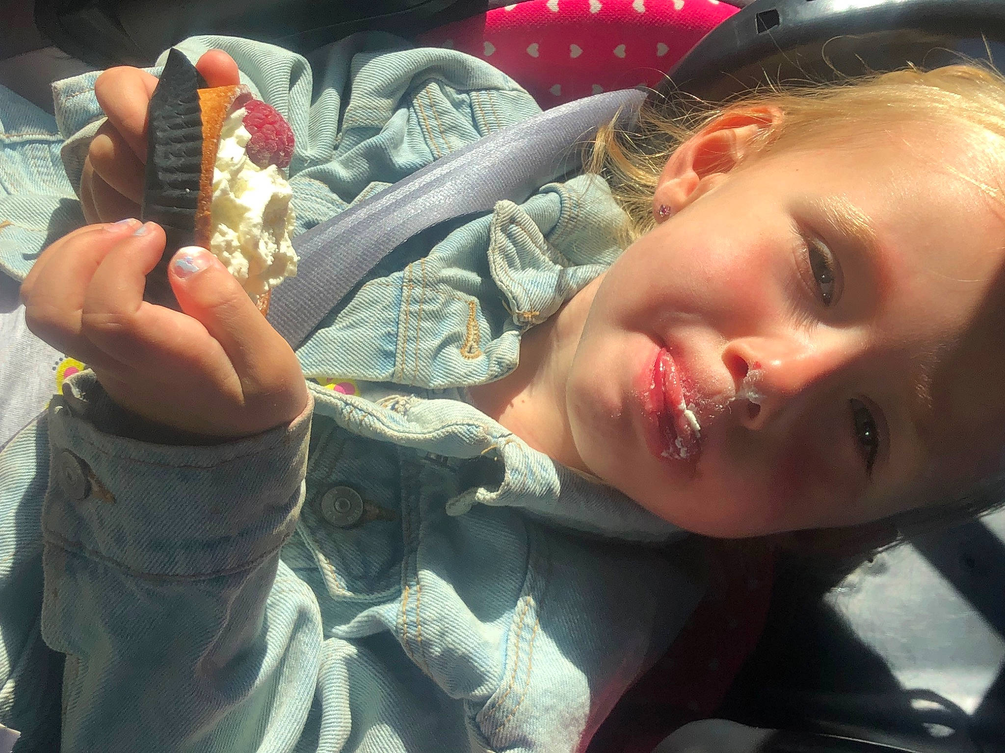 Zoëly participe au concours pour gagner de l'argent avec cette photo : auto_part, child, cool, eyelash, eyewear, fashion_accessory, flesh, fun, gesture, hair_coloring, happy, headgear, lip, moths_and_butterflies, mouth, nail, person, skin, thumb, toddler