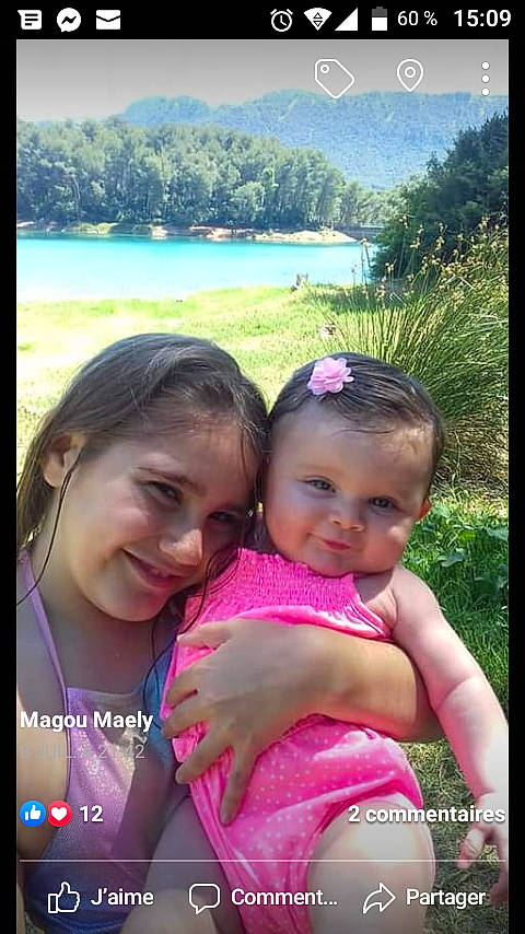 Layssa participe au concours pour gagner de l'argent avec cette photo : baby, baby_toddler_clothing, face, fun, gesture, grass, happy, joy, leisure, magenta, morning, people_in_nature, person, pink, plant, recreation, skin, smile, summer, toddler