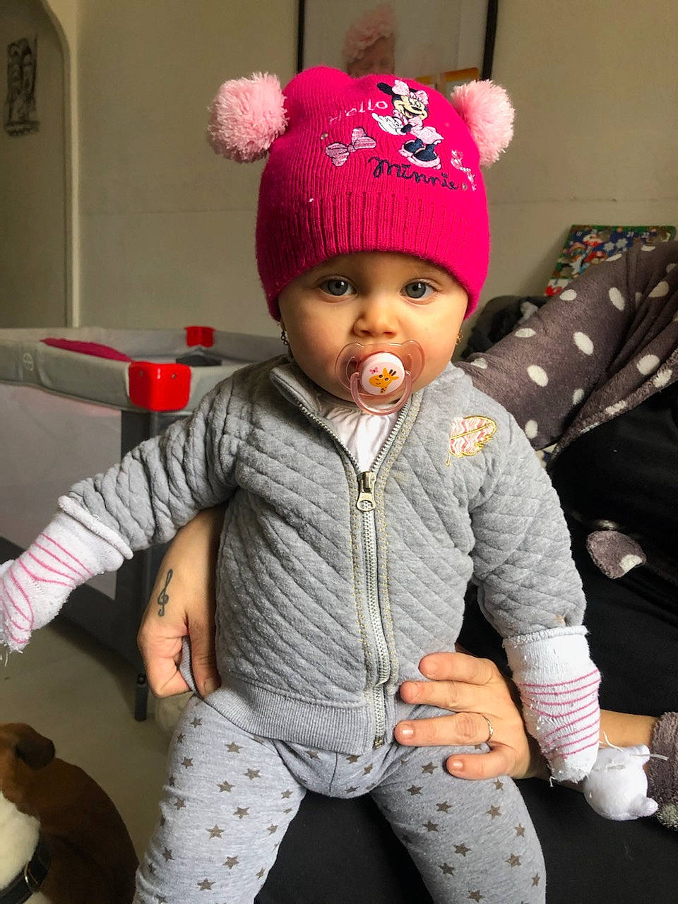 Layssa a rejoint le concours — aidez-le/la à gagner de superbes lots ! baby, baby_toddler_clothing, cap, cheek, child, cool, headgear, headwear, human_body, jacket, knit_cap, lip, magenta, pattern, person, pink, sleeve, street_fashion, textile, toddler