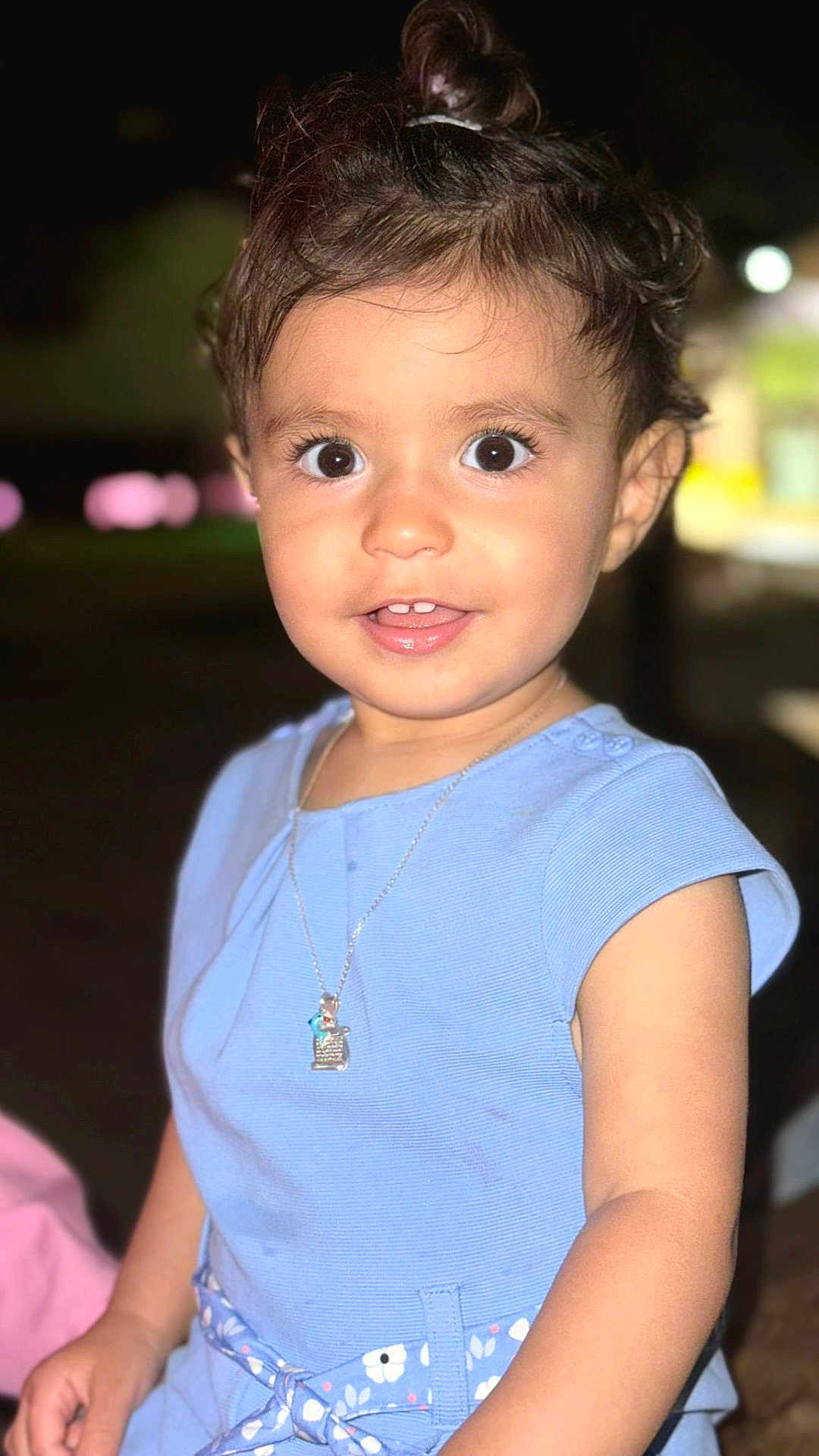 Janna participe au concours pour gagner de l'argent avec cette photo : child, toddler, smiling, blue_dress, necklace, hair_tie, portrait, face, eyes, happy, cute, fashion, person, young_child, accessory, indoors, skin, eyelashes, background_blur, short_sleeves