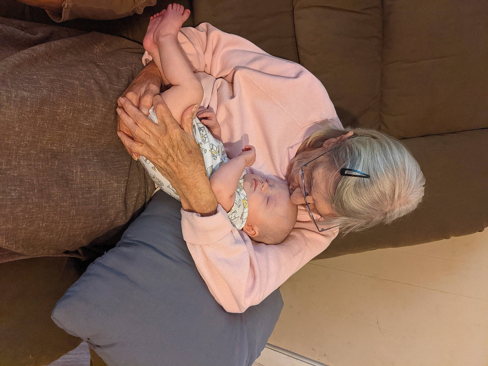 Leviathan is registered to the contest to win money with this photo: abdomen, baby, comfort, dress, elbow, eyewear, finger, gesture, glasses, human_leg, jewellery, joint, knee, nail, person, shoulder, sunglasses, thigh, vision_care, watch