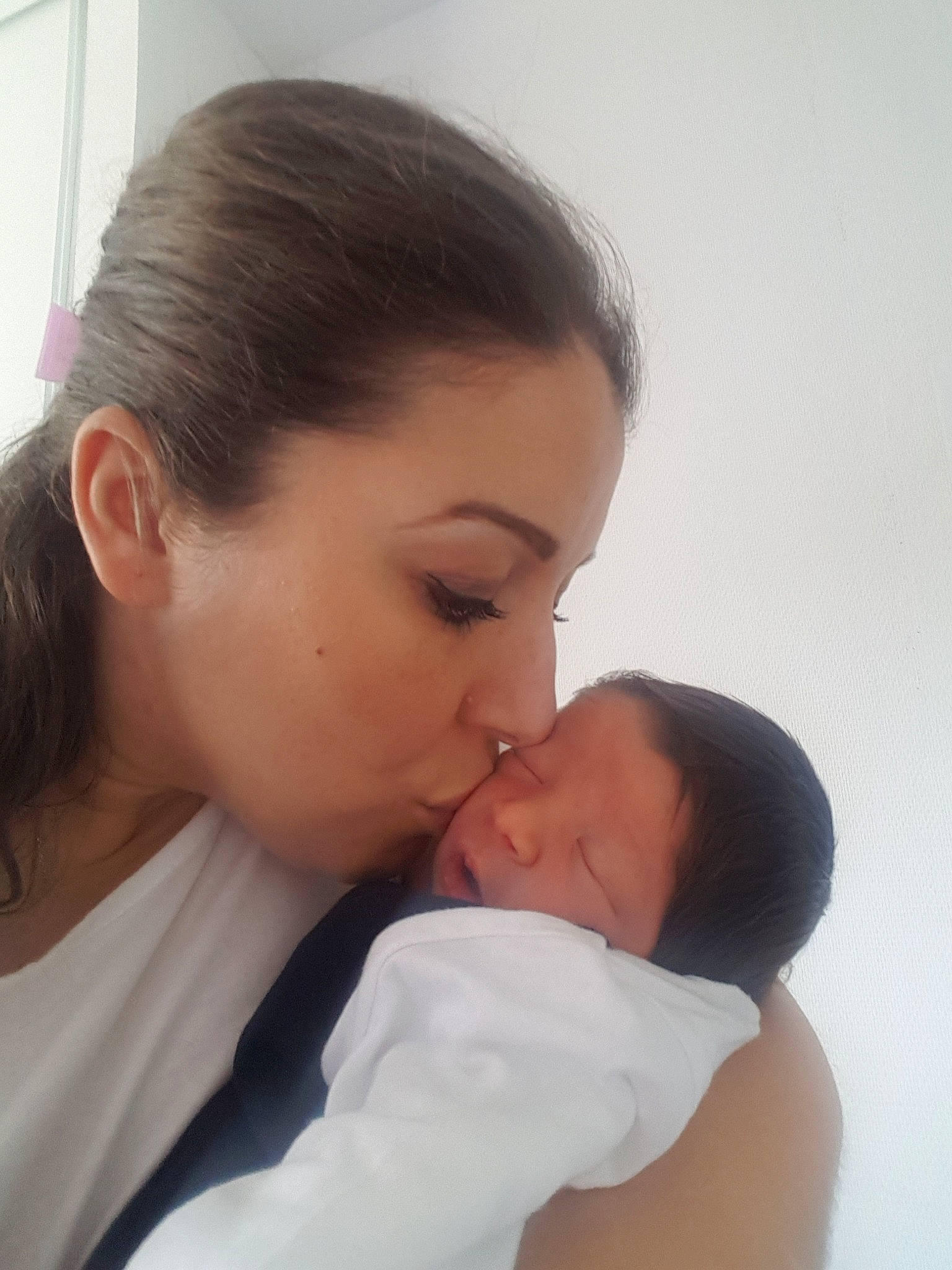 Ziad a rejoint le concours — aidez-le/la à gagner de superbes lots ! baby, birth, black_hair, cheek, child, ear, forehead, gesture, hug, interaction, kiss, love, mother, neck, nose, person, skin, toddler