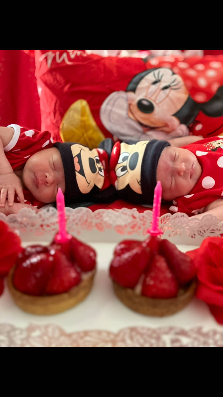 Ruby Lúcy Les Jumelle a rejoint le concours — aidez-le/la à gagner de superbes lots ! baked_goods, baking, birthday, birthday_cake, cake, cake_decorating, cake_decorating_supply, candle, carmine, cuisine, dessert, event, food, happy, headwear, icing, ingredient, person, pink, sugar_cake