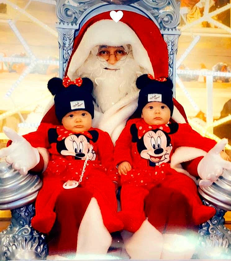 Ruby Lúcy Les Jumelle a rejoint le concours — aidez-le/la à gagner de superbes lots ! art, beard, carmine, christmas, christmas_decoration, christmas_eve, event, facial_hair, fictional_character, fun, happy, hat, headwear, holiday, interior_design, lap, mammal, ornament, person, santa_claus