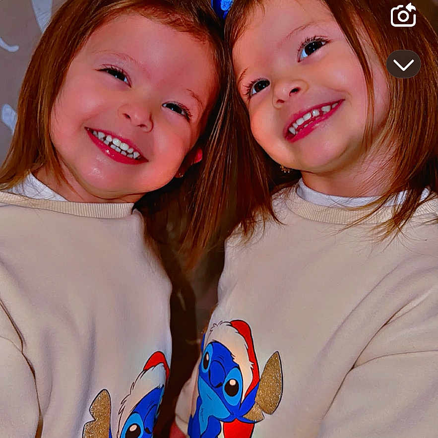 Ruby Et Lucy a rejoint le concours — aidez-le/la à gagner de superbes lots ! child, children, smiling, portrait, girls, matching_clothes, sweaters, cartoon_character, stitch, holiday, christmas, indoor, wall, hair_bows, happy, cute, face, app_interface, phone_screen, selfie