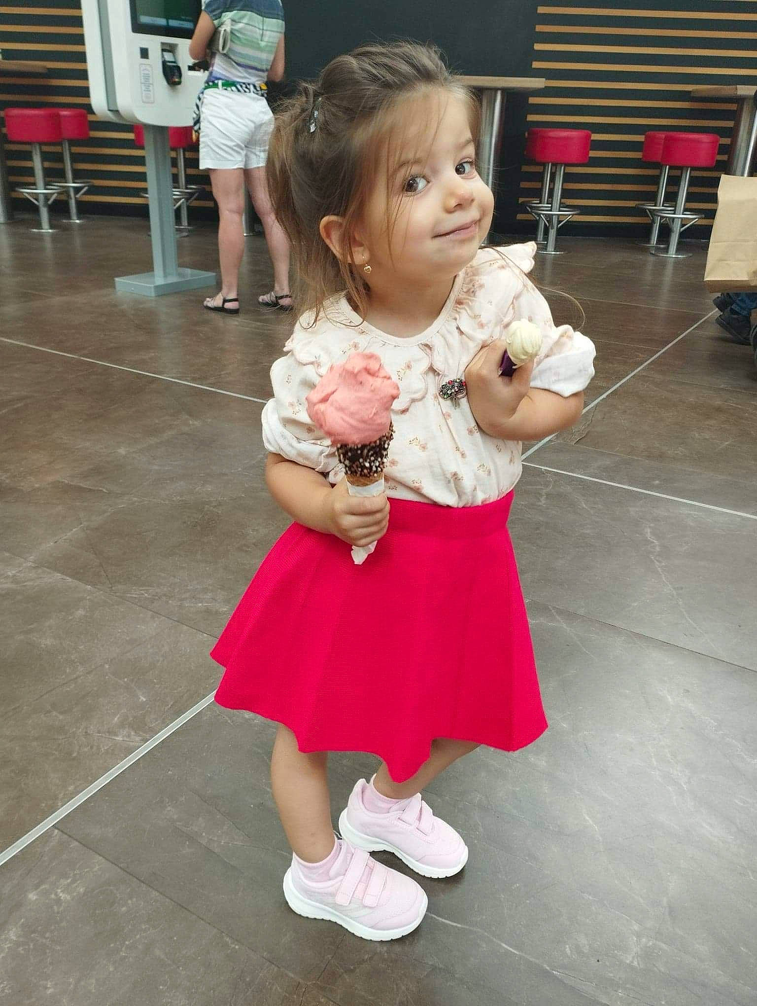 Victoria a rejoint le concours — aidez-le/la à gagner de superbes lots ! chair, child, event, flooring, fun, gesture, happy, human_body, human_leg, joint, joy, knee, leg, person, shoe, skin, smile, sneakers, standing, thigh