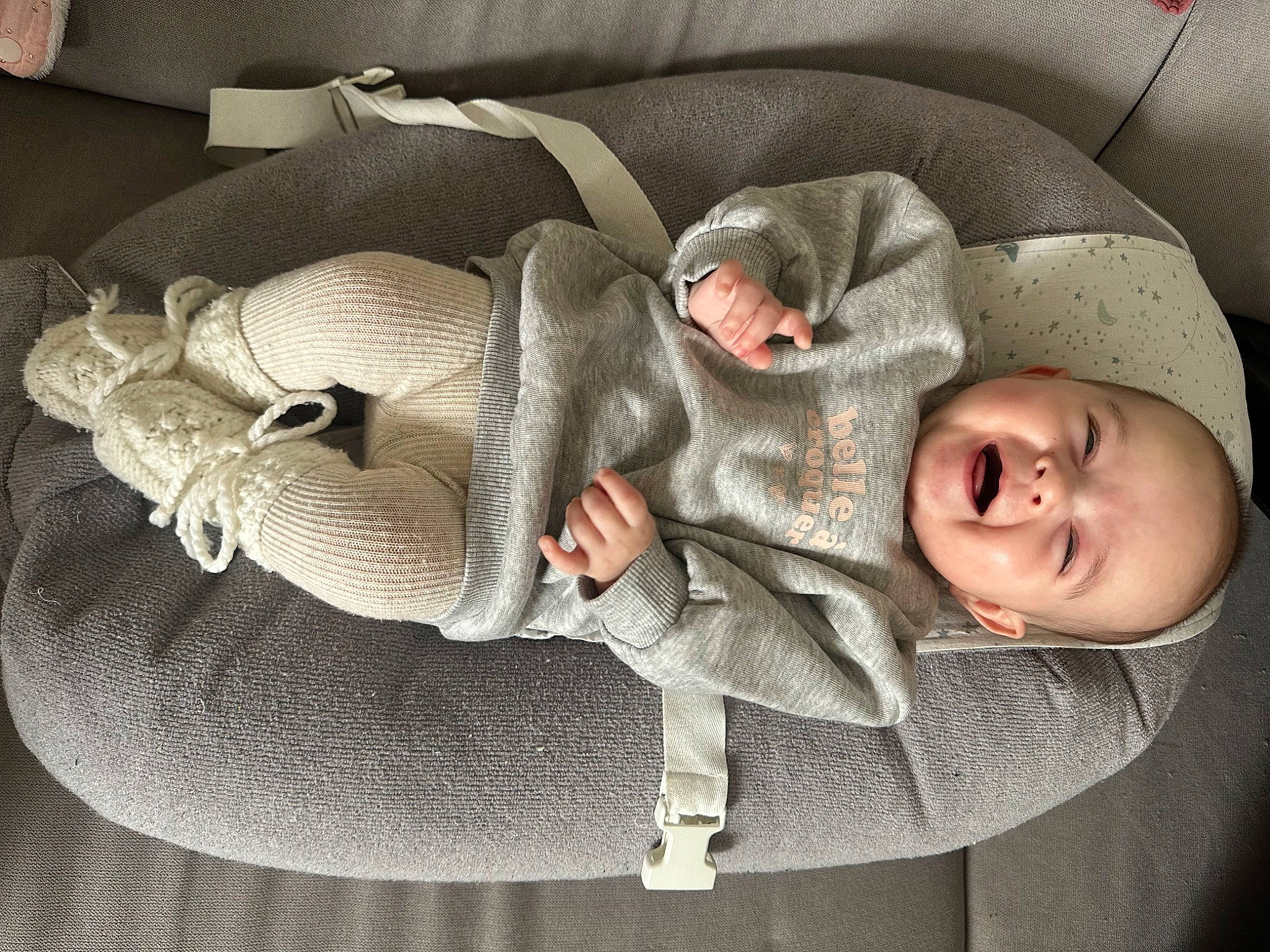 Malia participe au concours pour gagner de l'argent avec cette photo : arm, baby, baby_carriage, baby_products, baby_toddler_clothing, bedtime, car_seat, carmine, child, comfort, grey, human_leg, linens, nap, person, room, sitting, sleep, textile, toddler